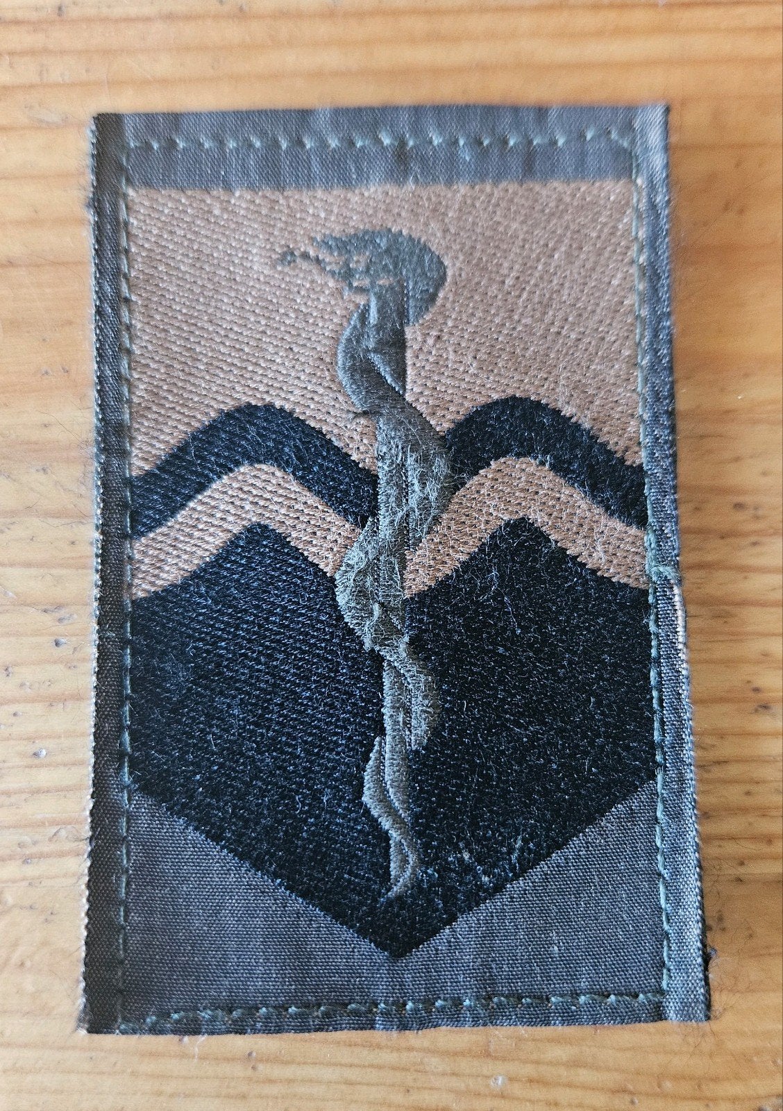 Mouwembleem Geneeskundig Commando, Verzamelen, Militaria | Algemeen, Ophalen of Verzenden, Landmacht, Nederland, Embleem of Badge