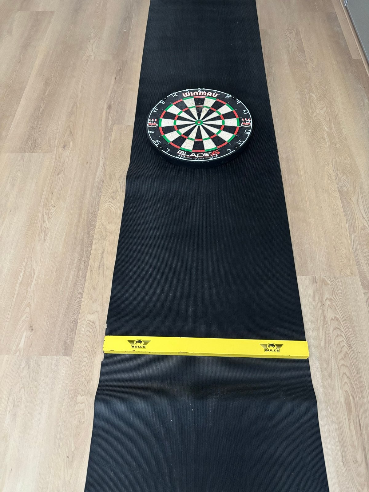Dartmat + Winmau Blade 5 dartbord, Ophalen, Gebruikt, Dartbord