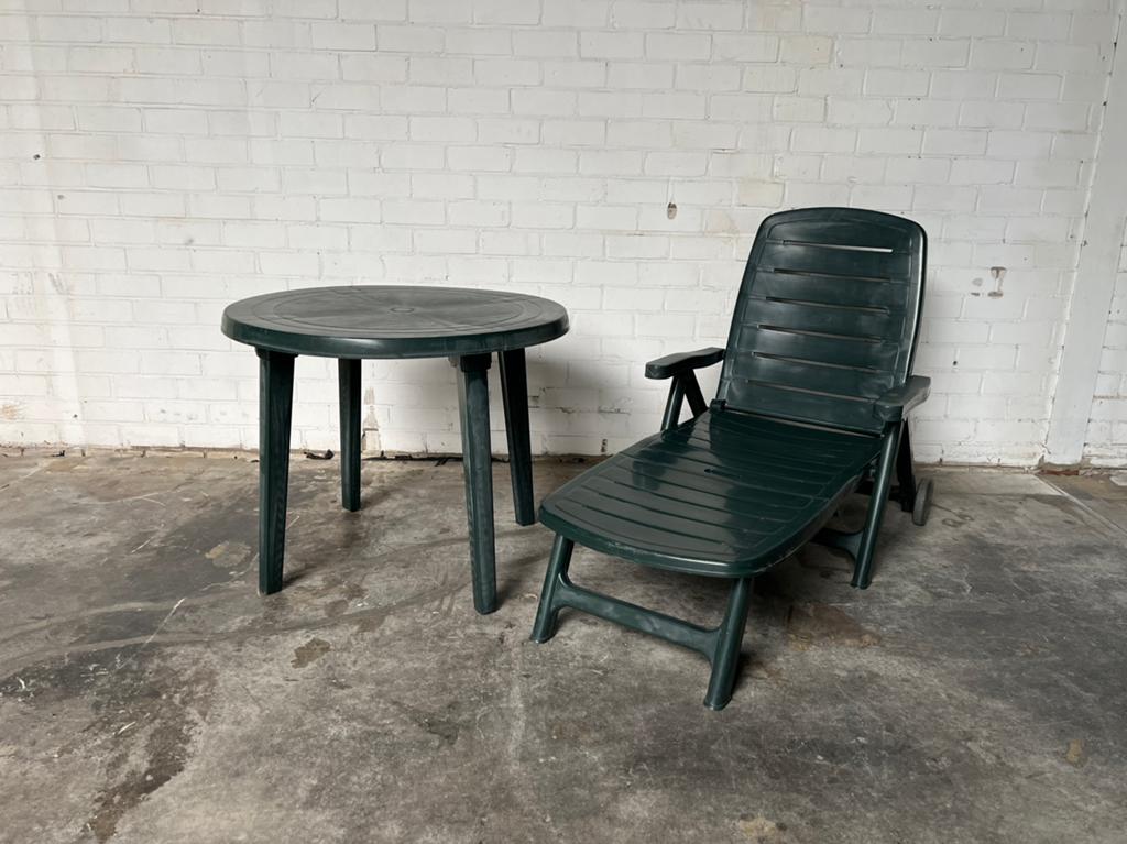 Groene kunststof tuinset ligstoel+ronde tuintafel, Ophalen of Verzenden