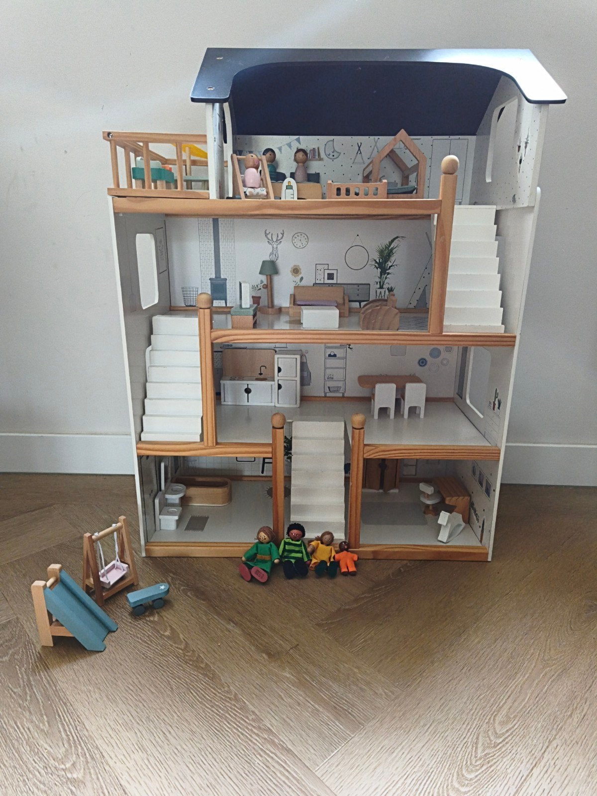 Groot houten poppenhuis met meubels & poppen - Petite Amélie, Ophalen of Verzenden, Zo goed als nieuw, Poppenhuis