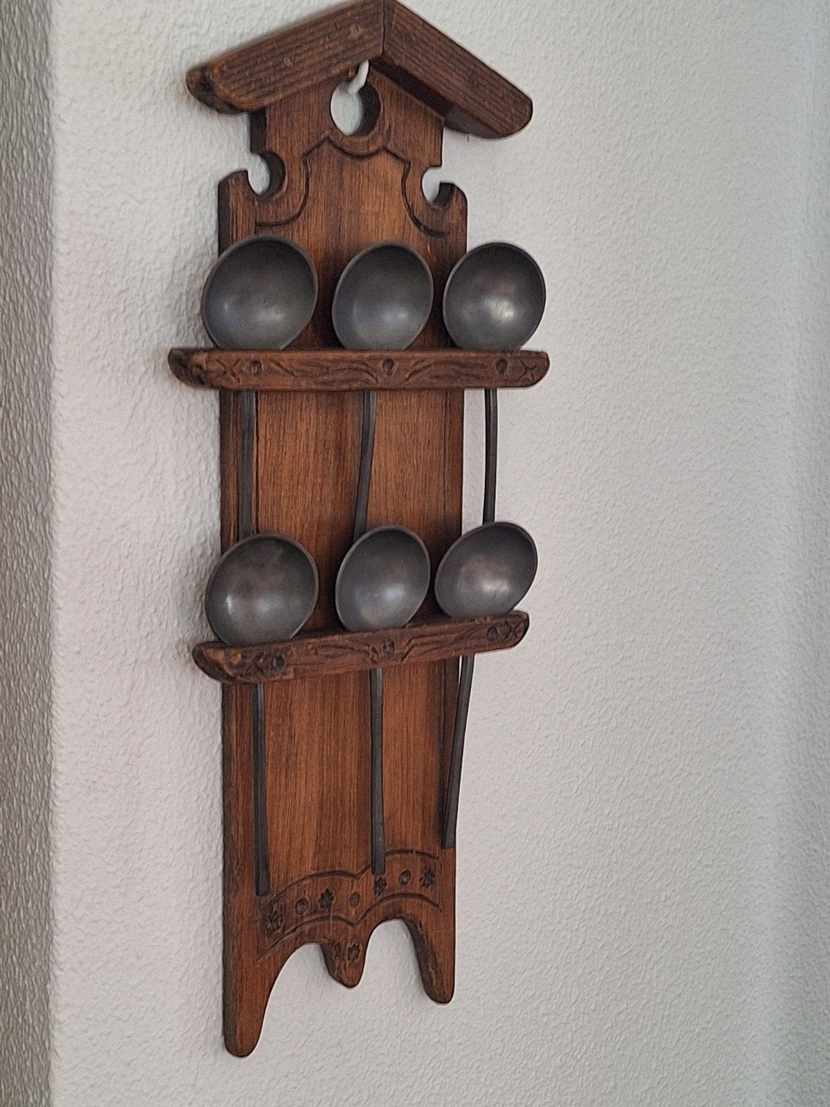 Antieke houten lepelrek met tinnen lepels, Ophalen