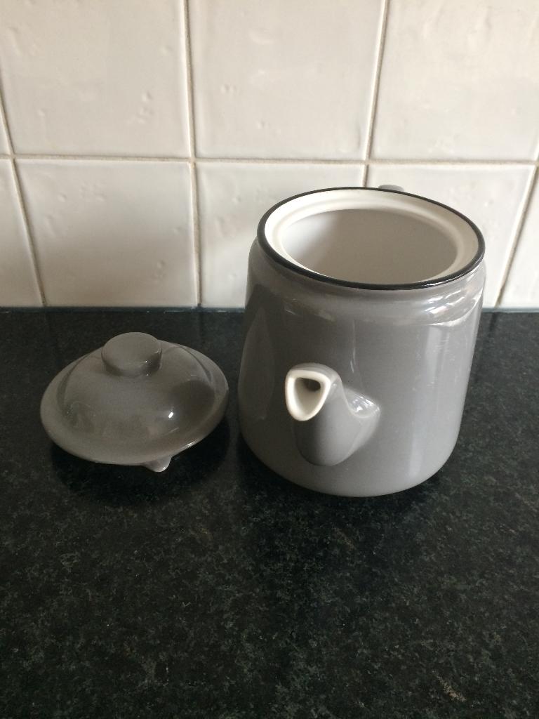 Hema theepot lijkt op emaille - servies - nieuw!, Overige typen, Nieuw, Ophalen of Verzenden, Overige stijlen