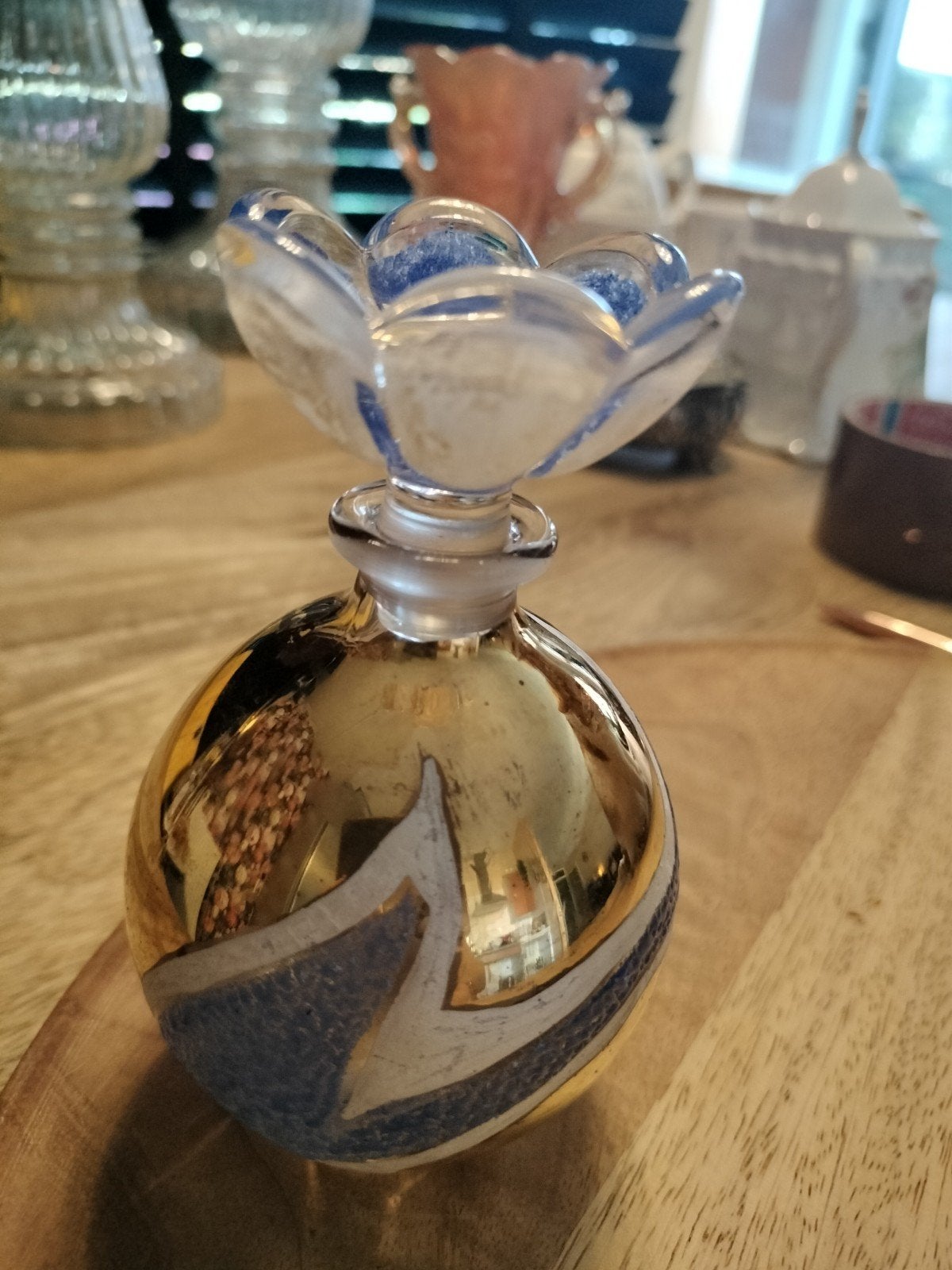 Prachtig vintage parfumflesje met bloemvormige dop, Antiek en Kunst, Antiek | Woonaccessoires, Ophalen of Verzenden