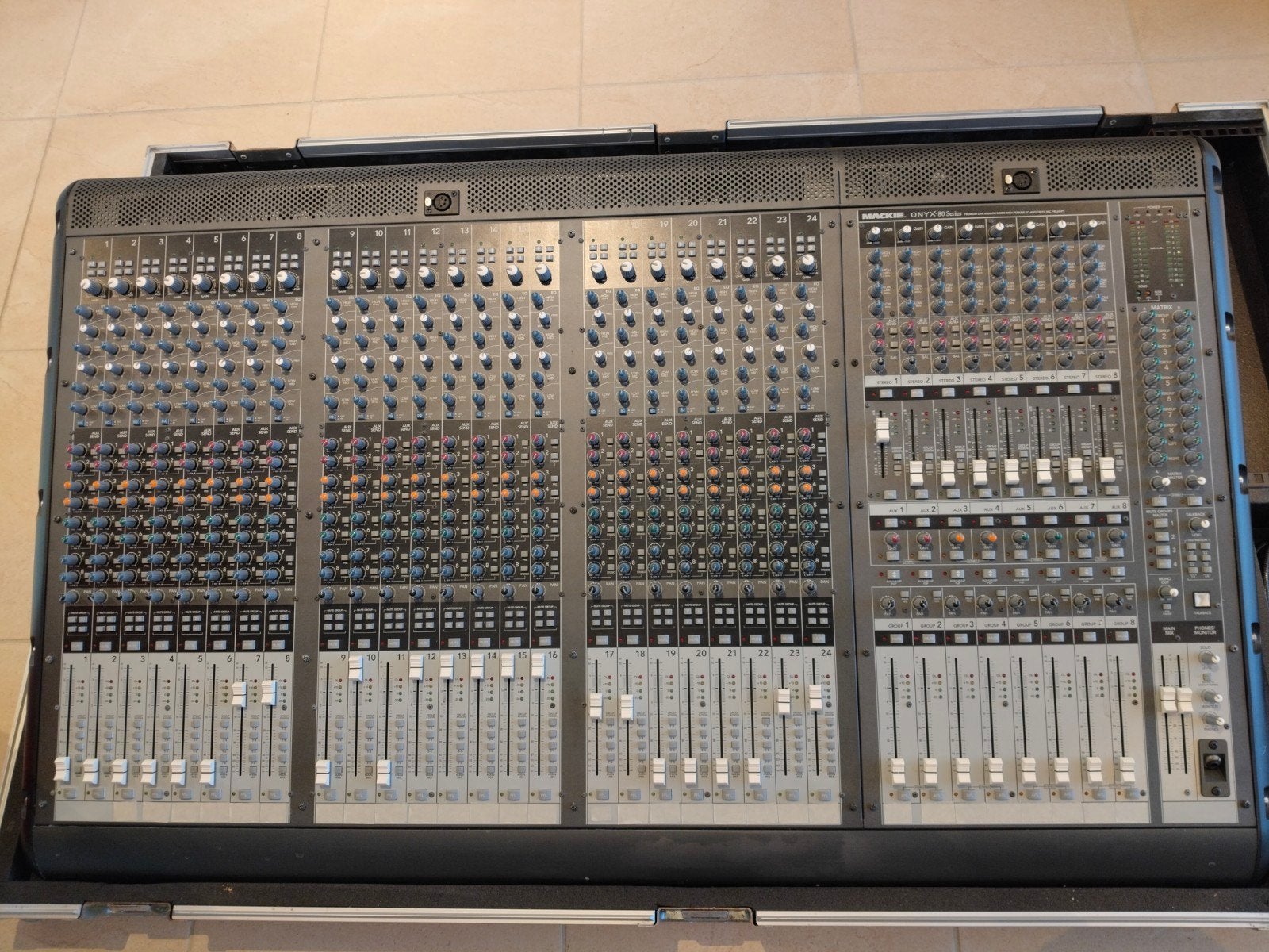 Mackie Onyx 2480 Mengpaneel met Flightcase, Muziek en Instrumenten, Ophalen, Gebruikt, 20 kanalen of meer, Microfooningang