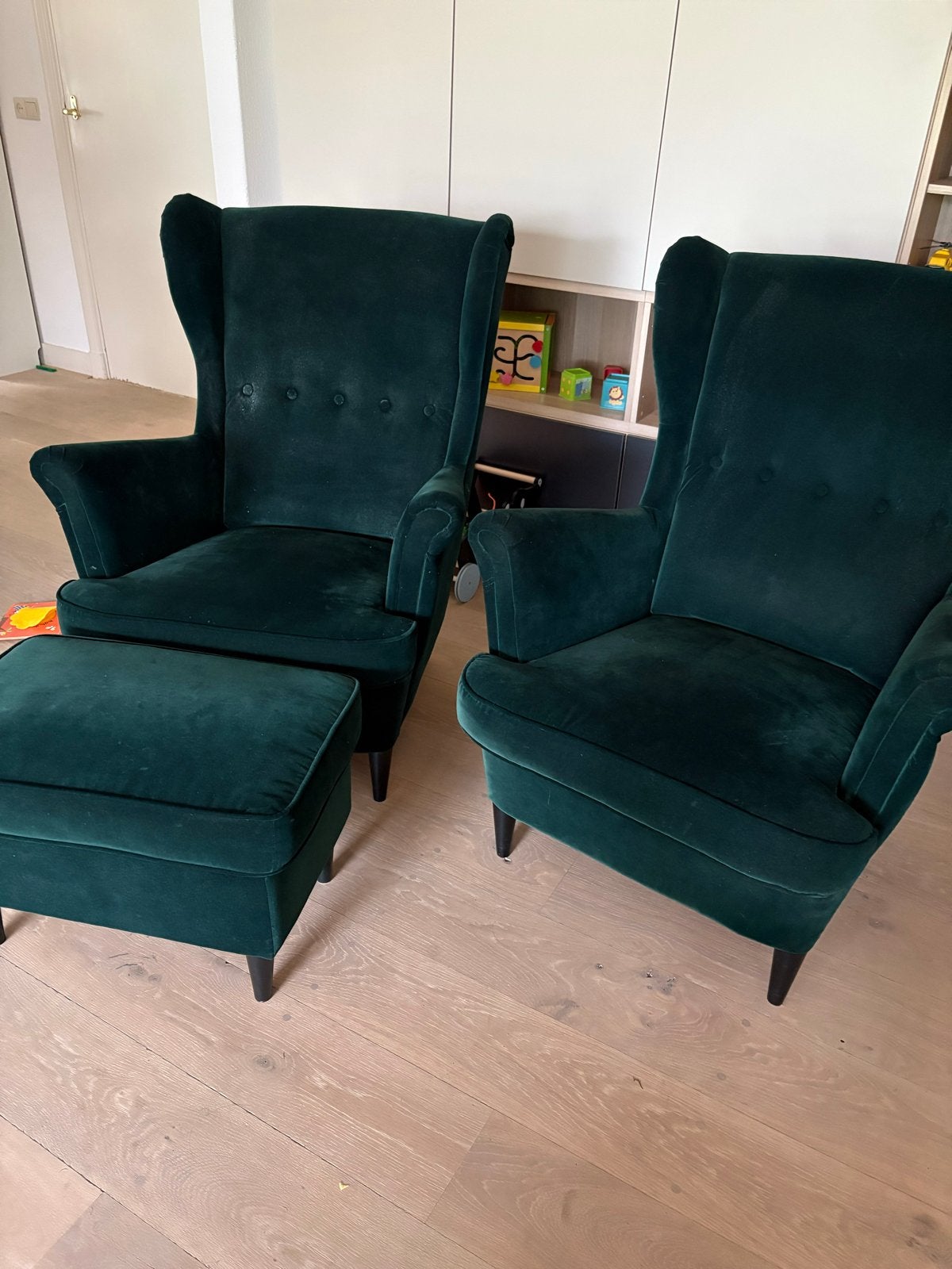 2x Groene Velours Fauteuils ikea strandmon met Voetenbankje, Huis en Inrichting, Fauteuils, Ophalen, Gebruikt, Stof, 75 tot 100 cm