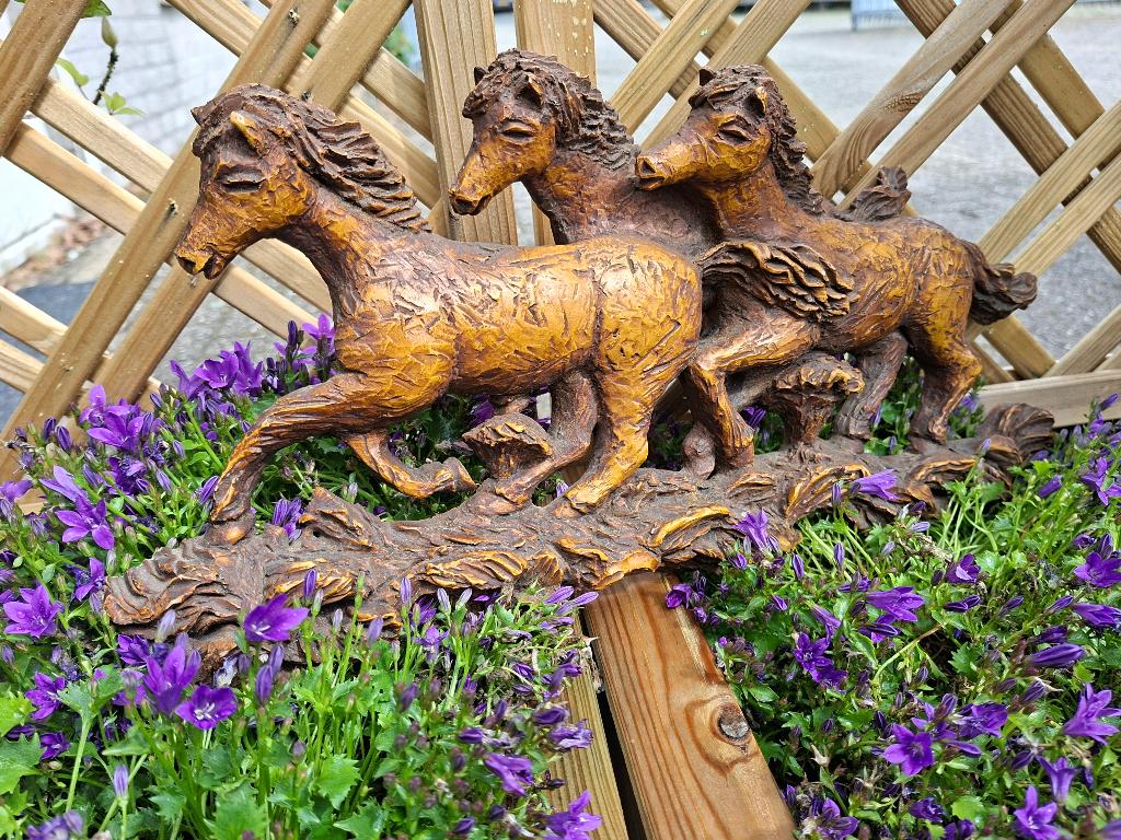 vintage zeer oud wand beeld van paarden, Tuin en Terras, Tuinwanddecoratie, Ophalen of Verzenden, Gebruikt