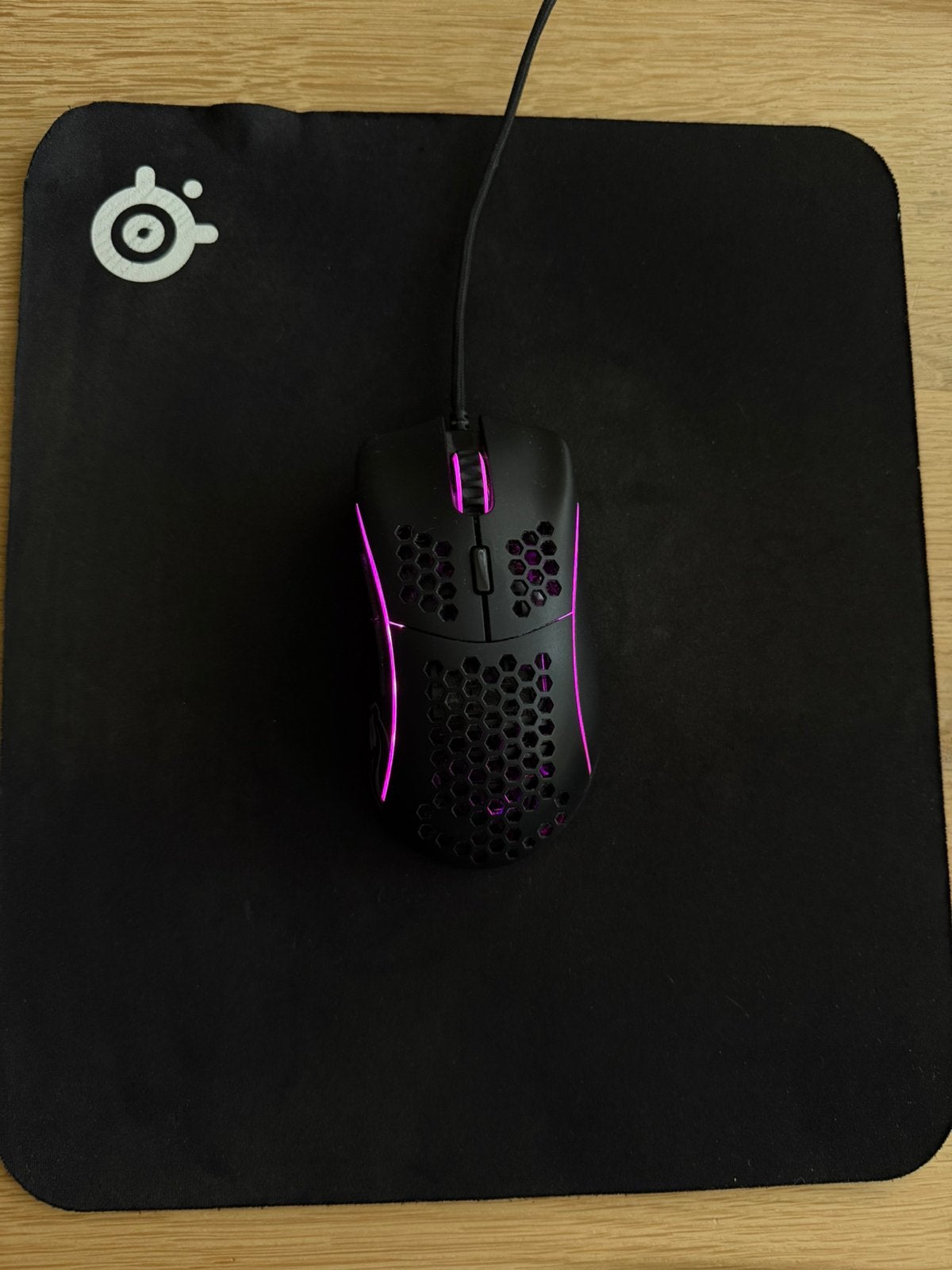 Glorious Model D RGB Gaming Mouse + SteelSeries Muismat, Computers en Software, Muizen, Rechtshandig, Muis, Gaming muis, Ophalen of Verzenden