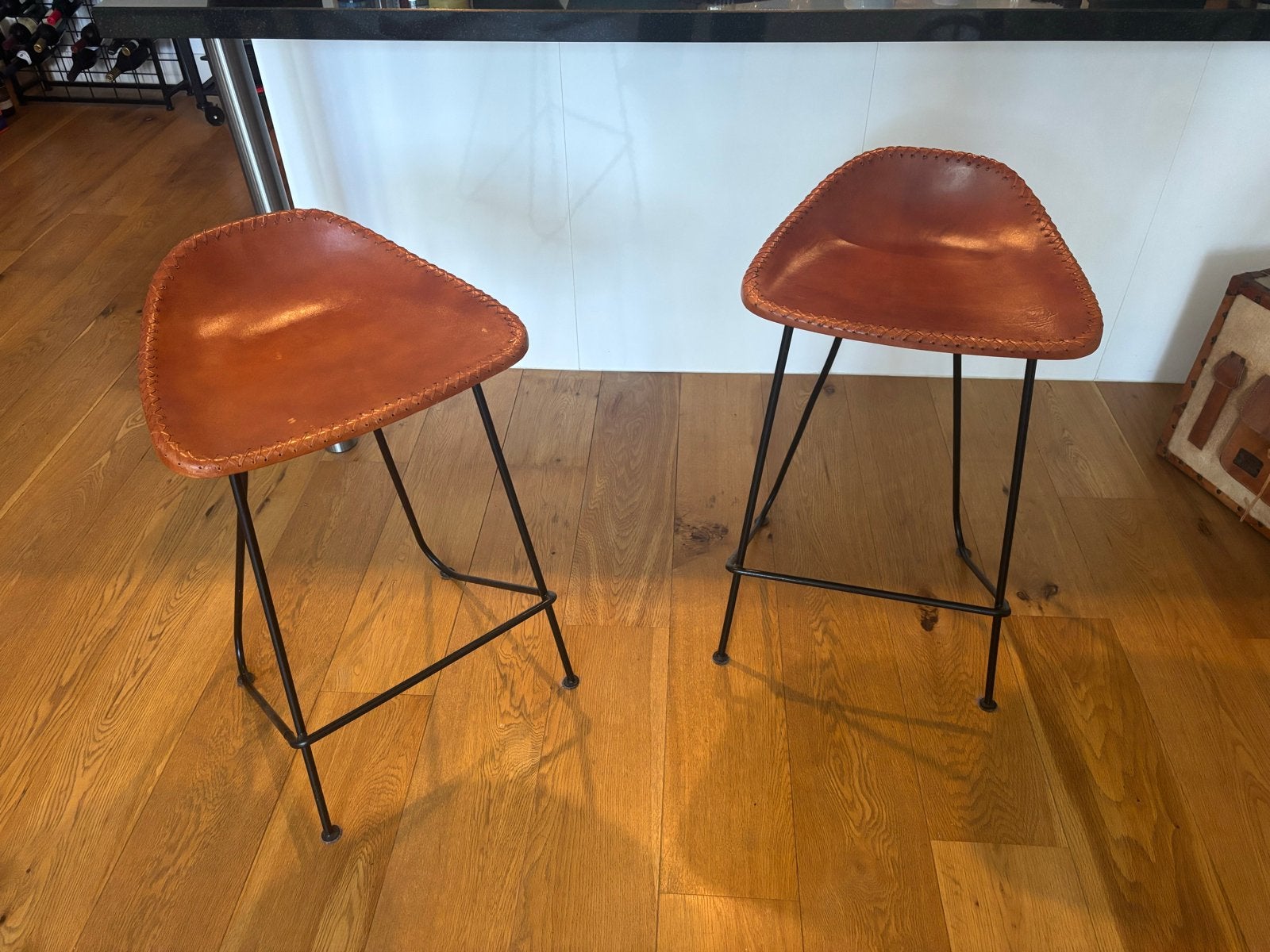 2 barkrukken 70 cm, cognac leer, metalen onderstel, Huis en Inrichting, Barkrukken, Ophalen, Gebruikt, 60 tot 90 cm, Leer