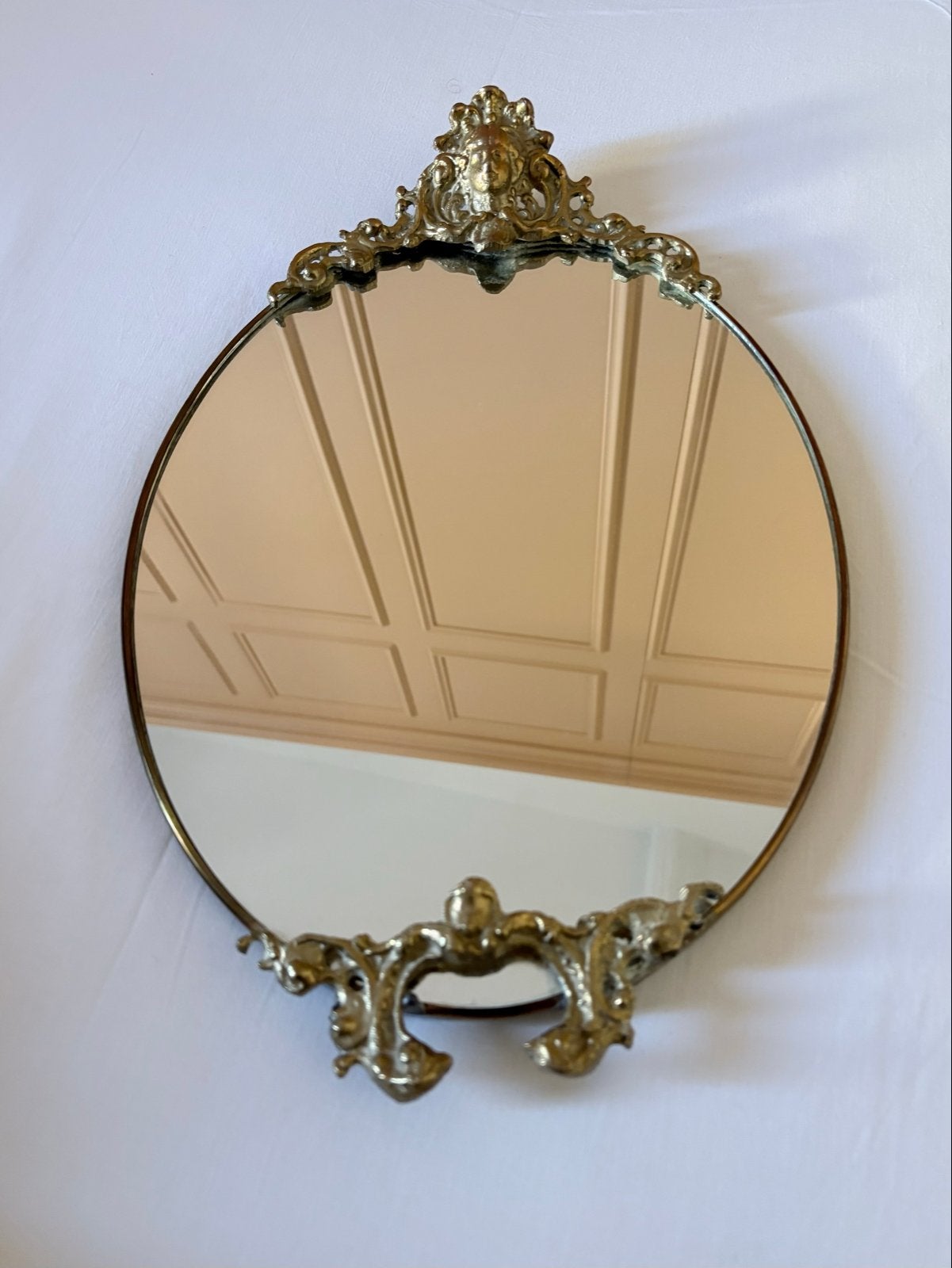 Elegante oude  ovale spiegel met sierlijke messing lijst, Antiek en Kunst, Ophalen of Verzenden, Ovaal, Minder dan 50 cm, Minder dan 100 cm