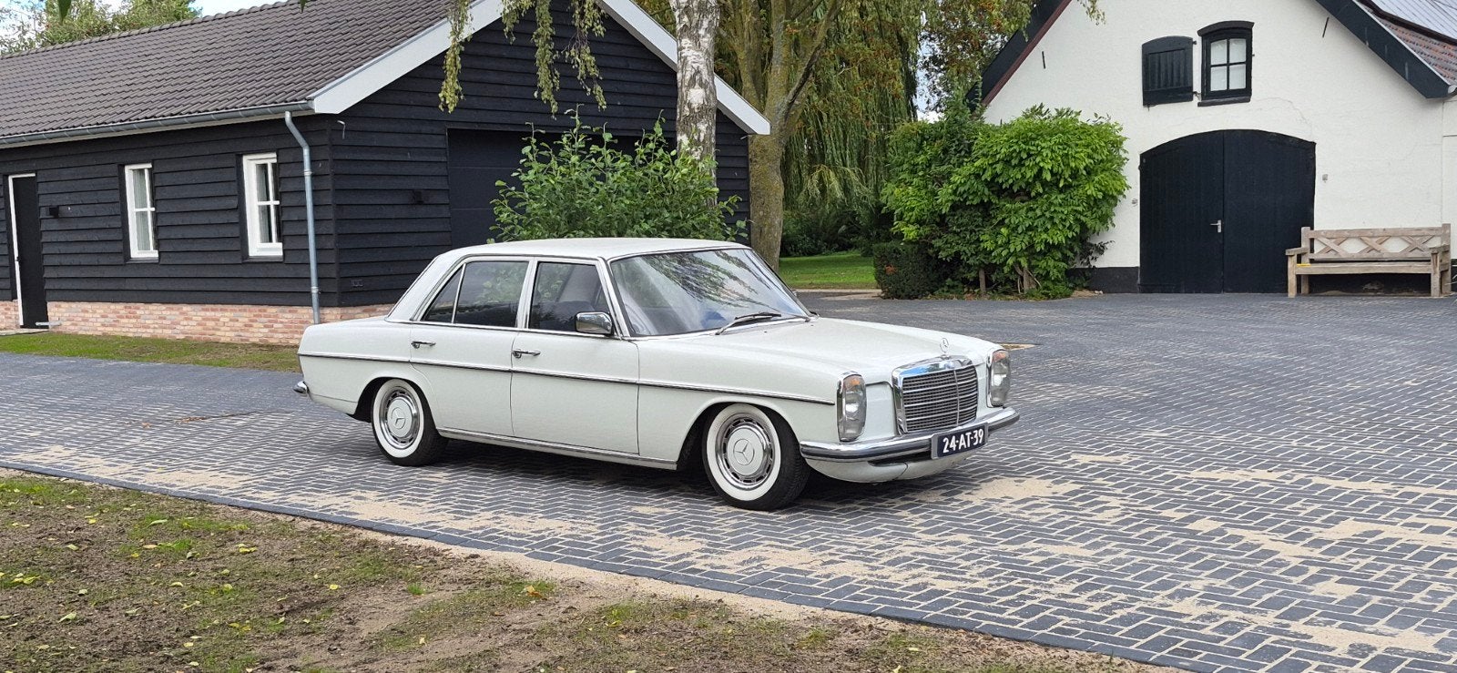 Mercedes 200 w115 /8, bwjr 1974, Wit, handgeschakeld, Auto's, Achterwielaandrijving, Overige modellen, Leder en Stof, Wit