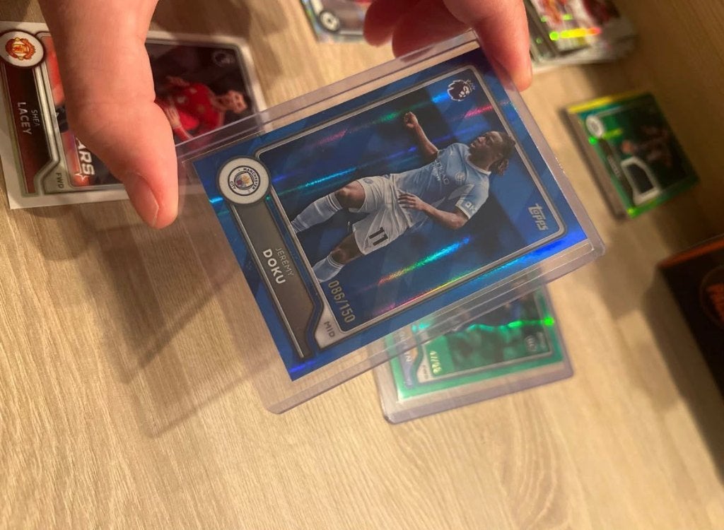 Jeremy Doku Topps Chrome Sapphire Edition 086/150, Verzenden, Zo goed als nieuw, Buitenlandse clubs, Spelerskaart