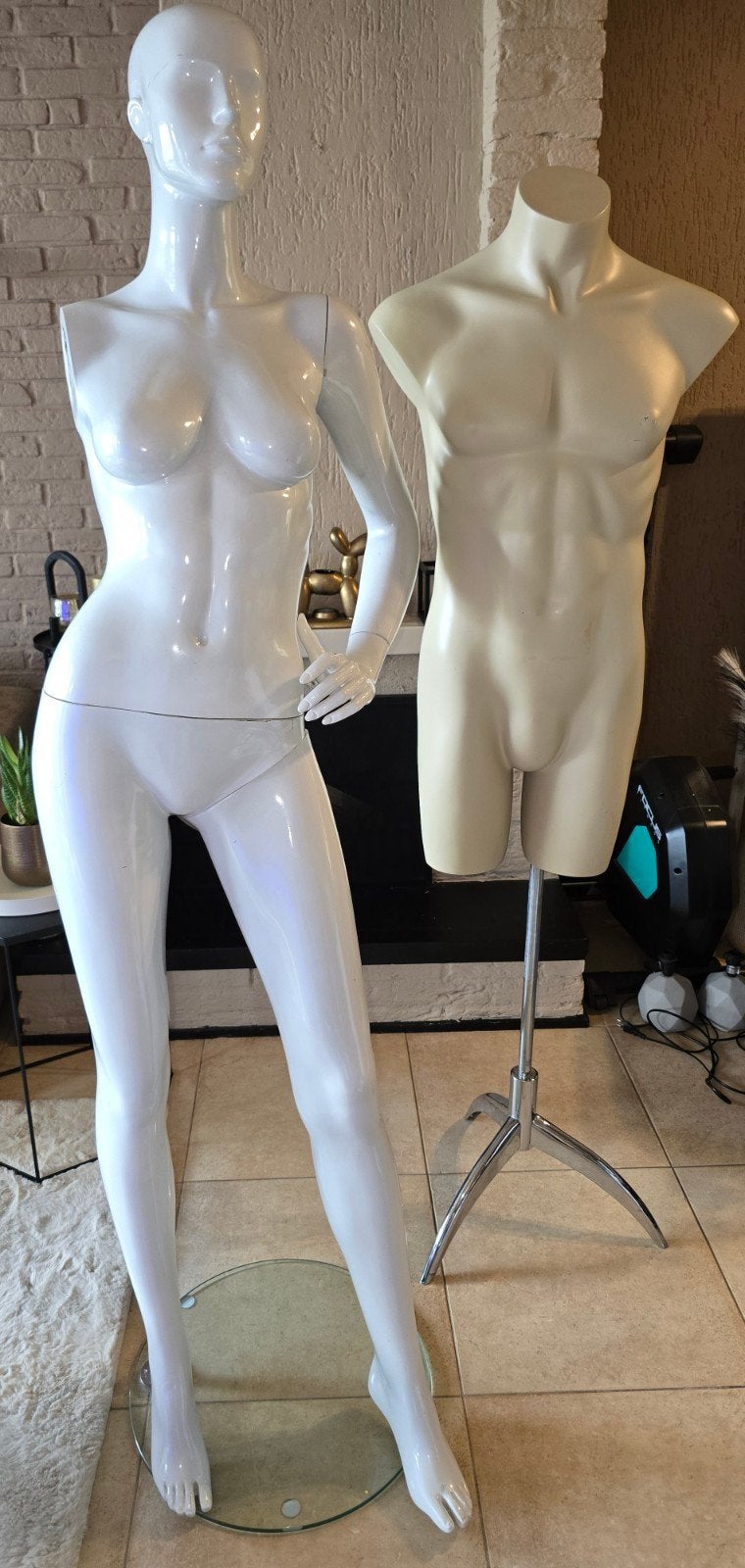 2 paspoppen: Vrouw (wit) & Man (crème), Ophalen