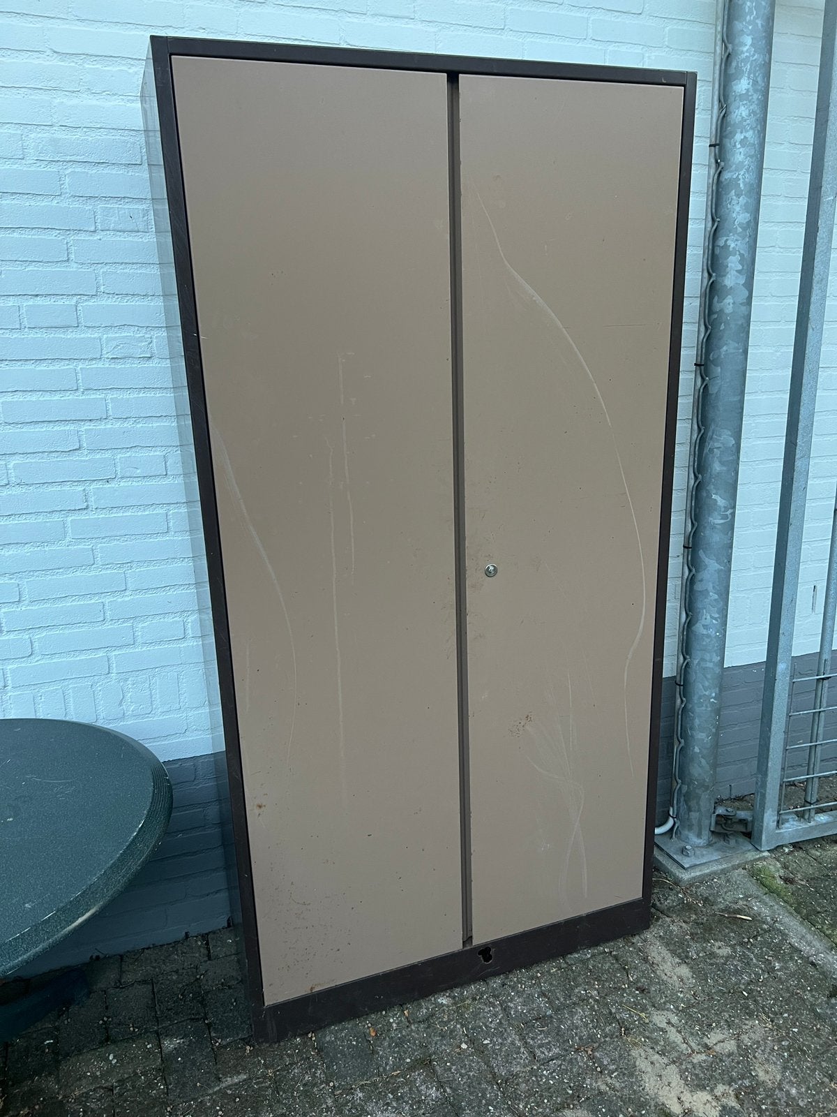 Vitage metalen opberg kast met 2 deuren en sleutel. 4 leg pl, Huis en Inrichting, Kasten | Roldeurkasten en Archiefkasten, Ophalen