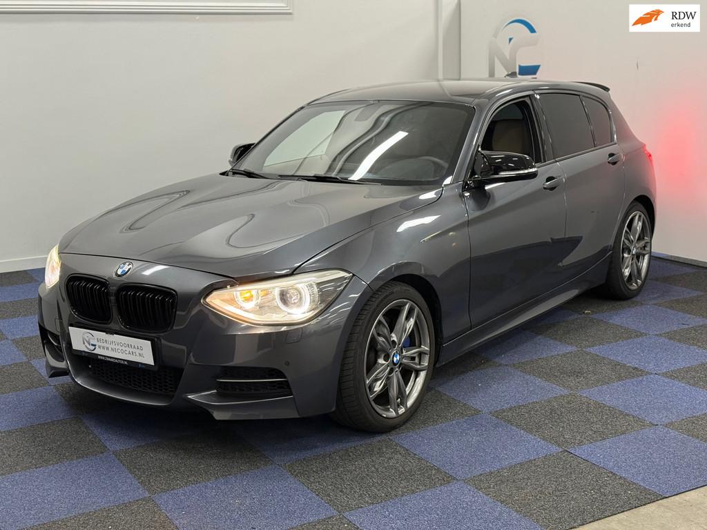 BMW 1-serie M135i xDrive Business / RIJDT SCHAKELT GOED / DE, Gebruikt, Automatische klimaatregeling, Bedrijf, Zilver of Grijs