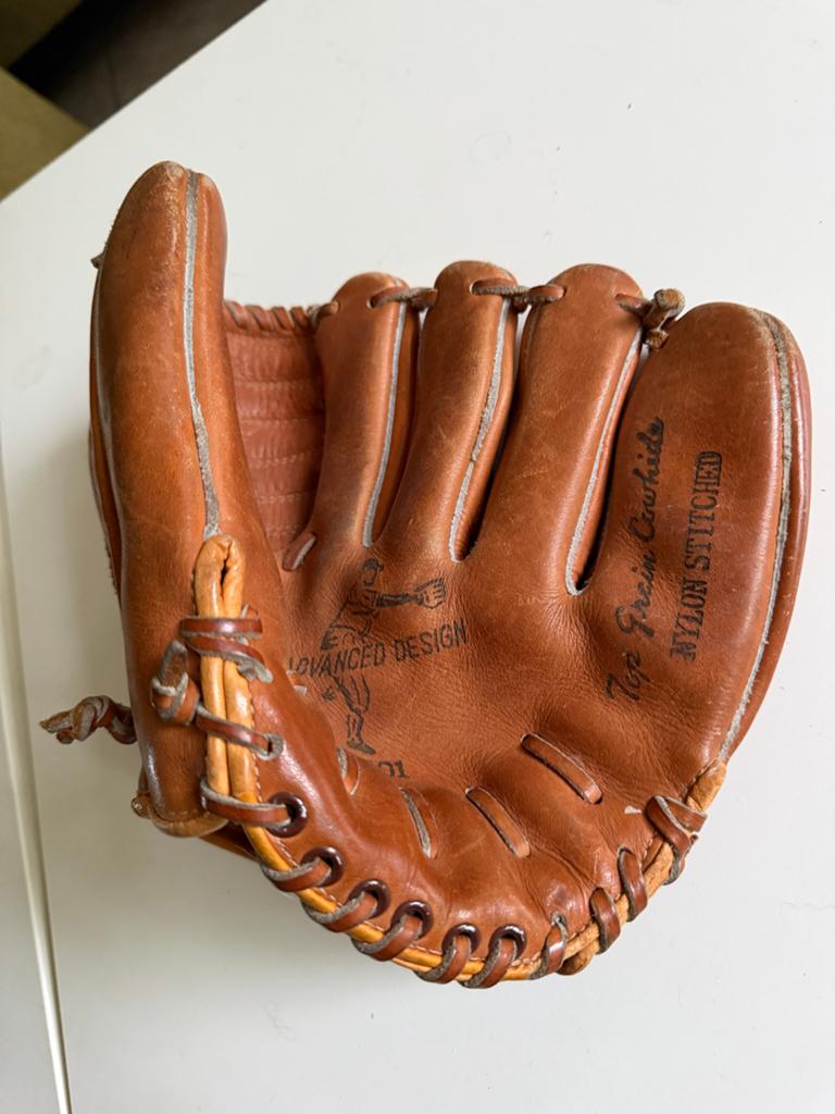 Baseball handschoen met bal, Sport en Fitness, Honkbal en Softbal, Ophalen of Verzenden, Handschoen