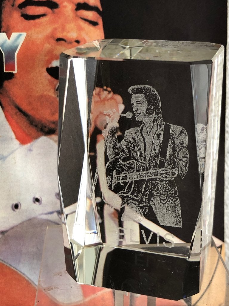 D.001 / Kristallen briefgewicht blok "Elvis Presley", Ophalen of Verzenden, Nieuw, Gebruiksvoorwerp