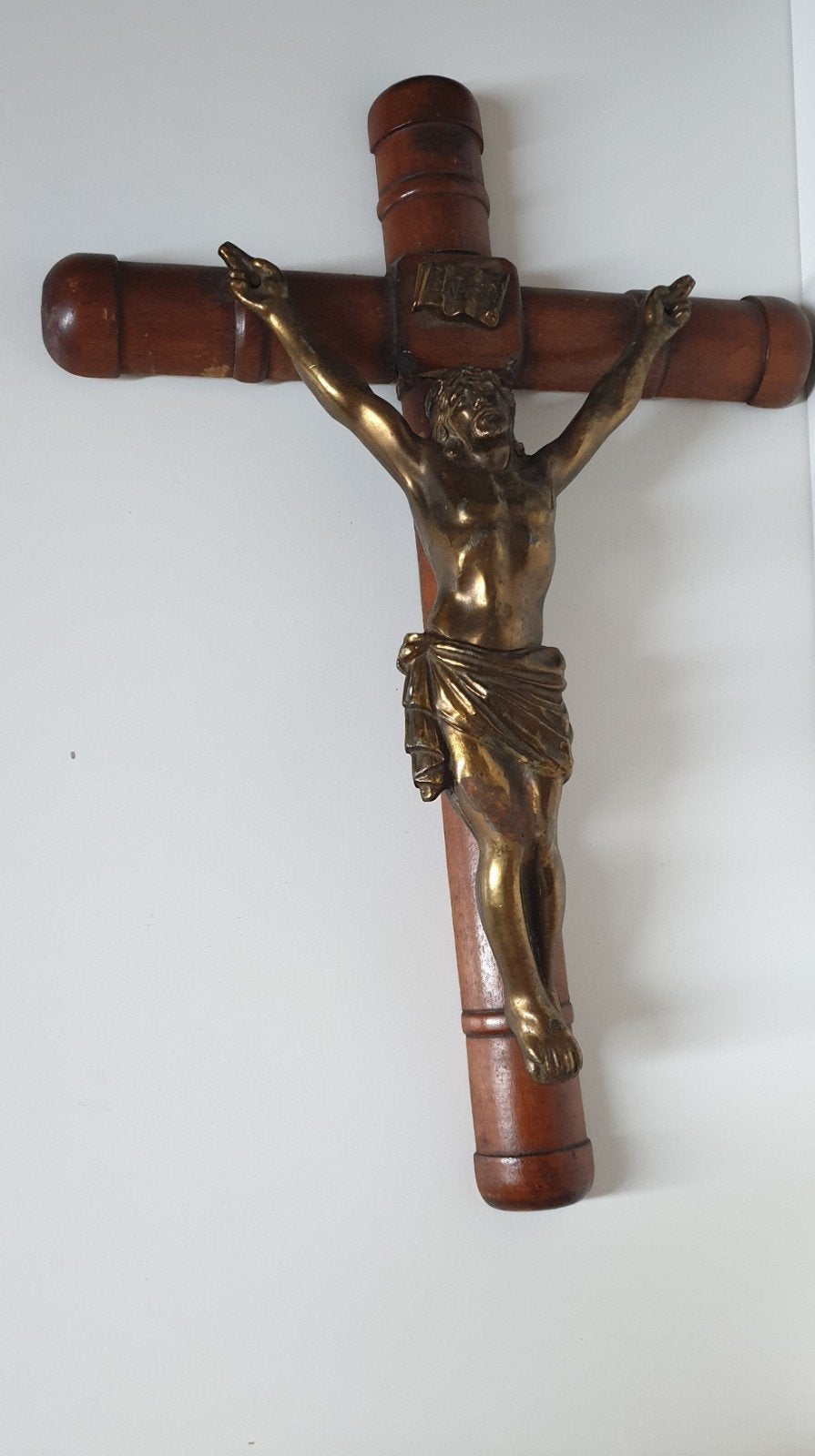2136) Koperen heiligen beeld op houten kruis, Antiek en Kunst, Ophalen of Verzenden