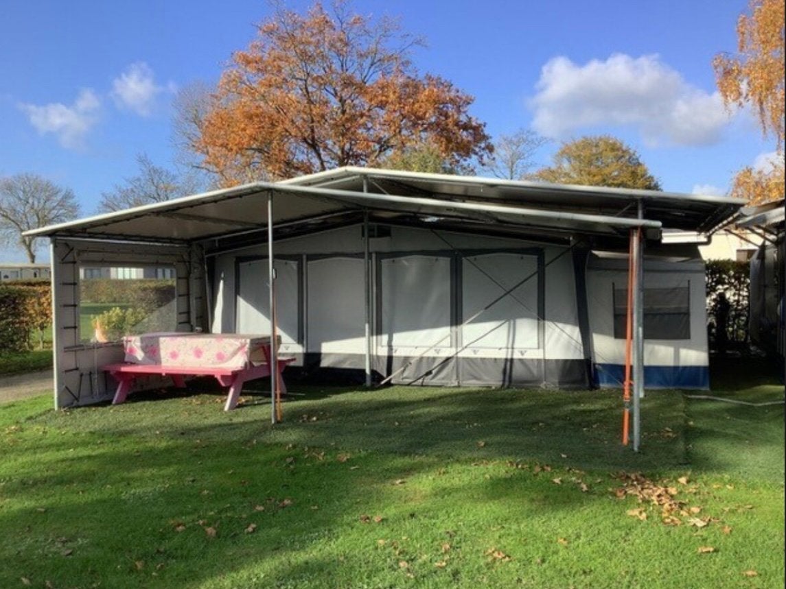 Te koop caravan op seizoensplaats, Caravans en Kamperen, Caravans, Particulier, Rondzit, Overige typen, Koelkast, Ophalen
