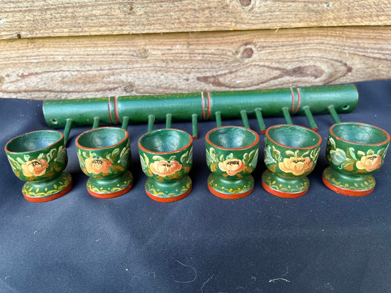 Vintage Hindelooper handbeschilderde eierdopjes in houder, Ophalen of Verzenden, Zo goed als nieuw