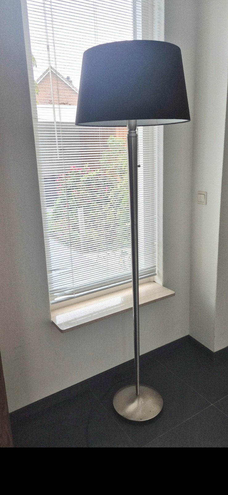 Vandeheg Vloerlamp met zwarte kap, Huis en Inrichting, Lampen | Vloerlampen, Ophalen, Gebruikt, Modern, Industrieel, E27 (groot)