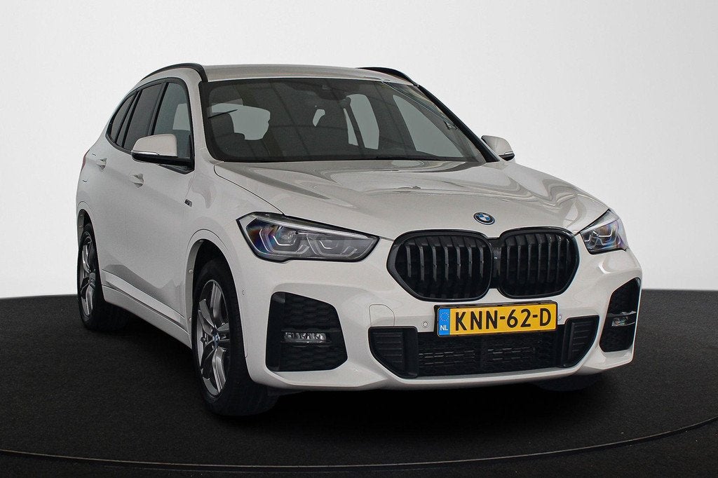 BMW X1 xDrive25e M Sport Sportstoelen Stoelverwarming Apple, Auto's, BMW, Gebruikt, Leder en Stof, Wit, Plug-in hybride