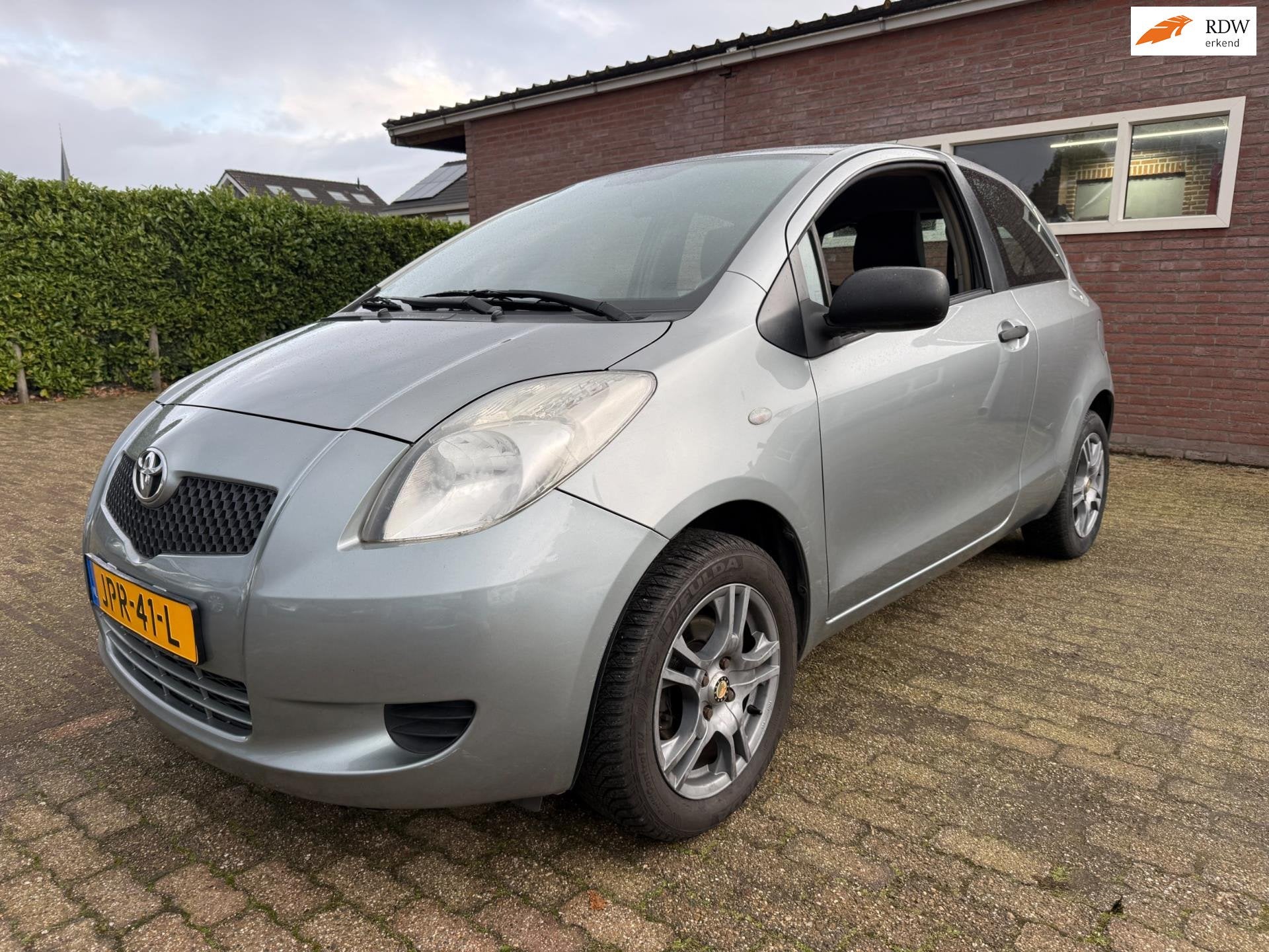 Toyota Yaris 1.0 VVTi + Airco apk 11-12-2026 elektrisch pakk, Auto's, Voorwielaandrijving, Gebruikt, 750 kg, Emergency brake assist