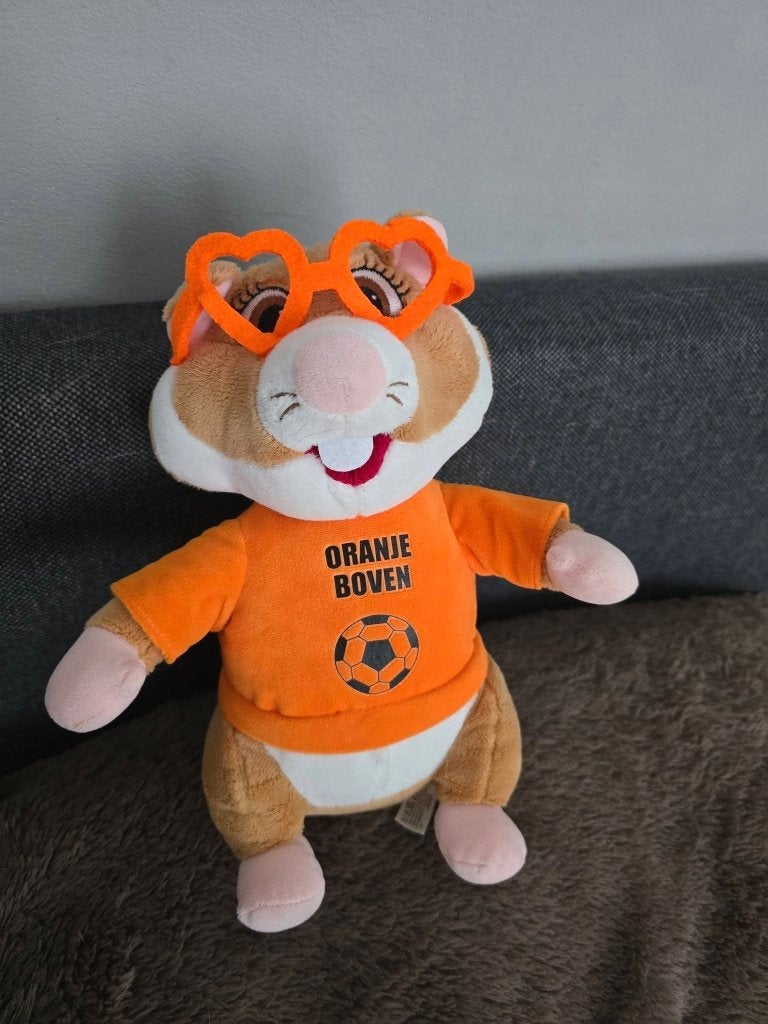 Oranje Boven Hamster Knuffel met Bril en Voetbalshirt, Kinderen en Baby's, Oranje, Overige merken, Overige karakters, Hamster