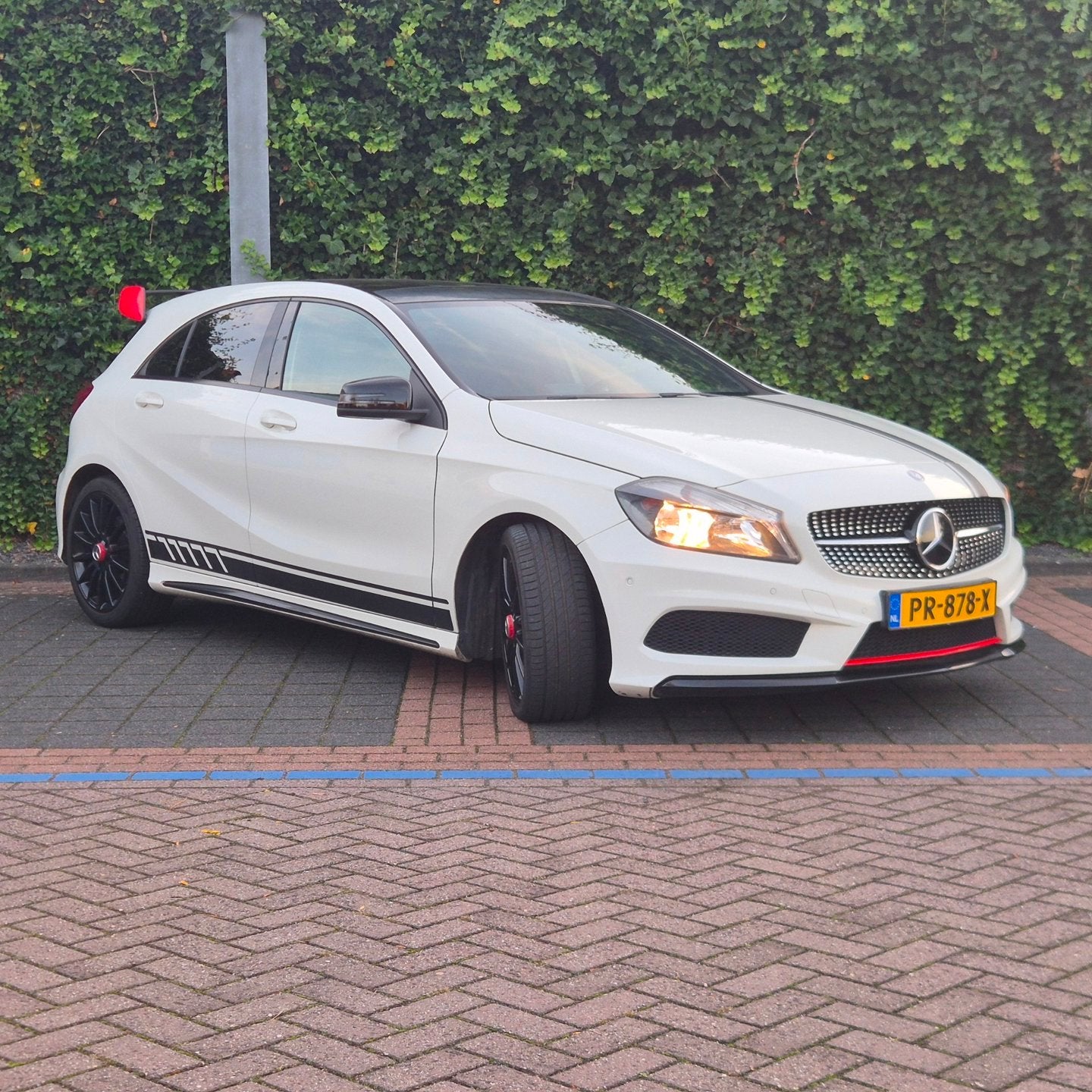 Mercedes-Benz A-klasse 200 AMG Line 156PK | Automaat | Panor, Auto's, Gebruikt, Leder en Stof, Wit, 1595 cc