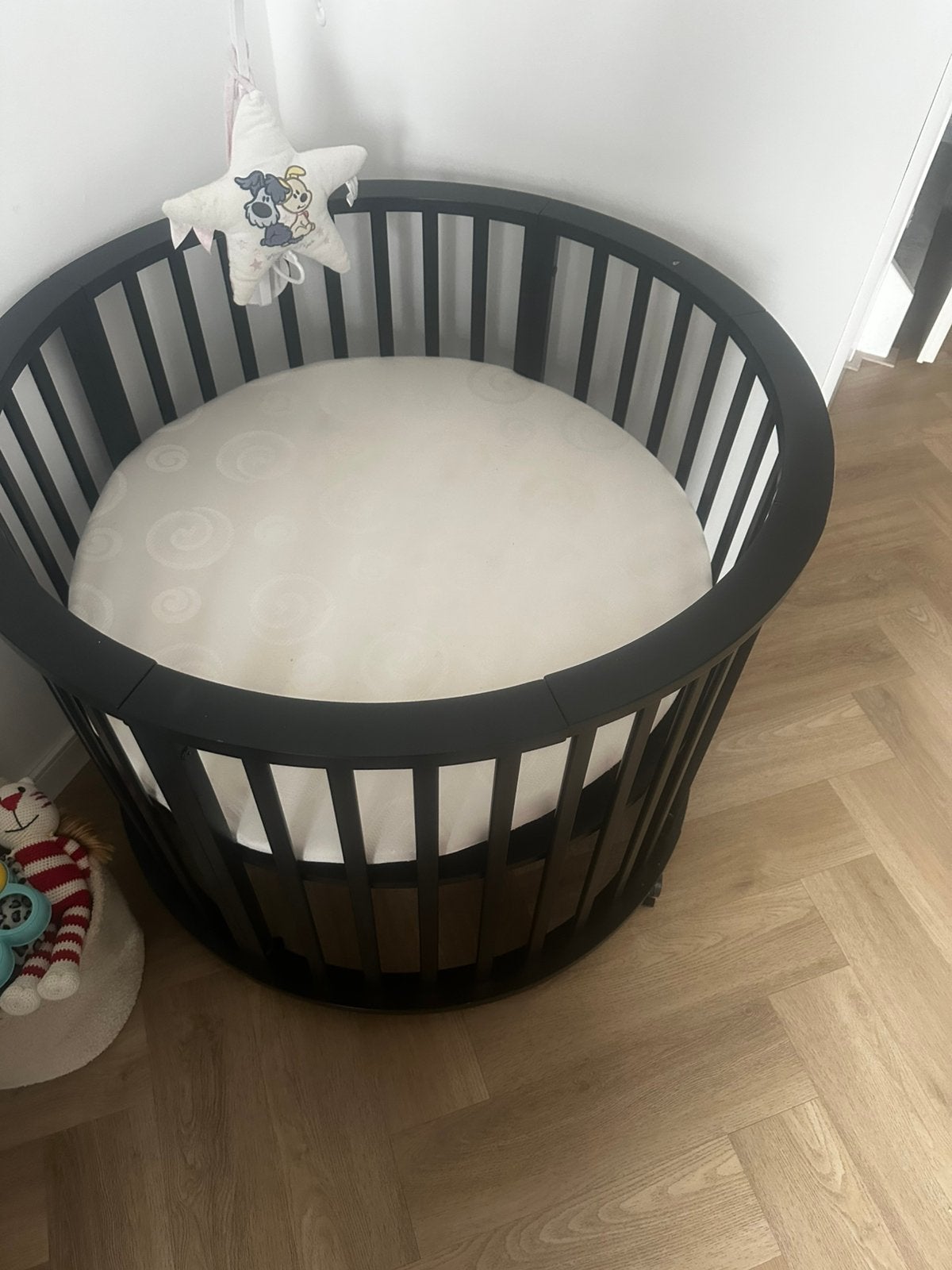 Europe baby box zwart, Kinderen en Baby's, Boxen, Ophalen of Verzenden, Zo goed als nieuw, Rond, In hoogte verstelbaar