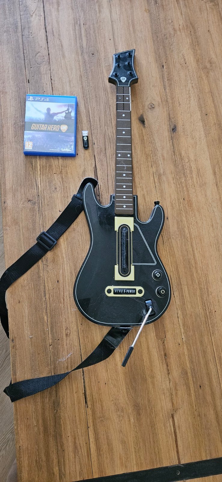 Guitar Hero Live PS4 met gitaar en dongle, Muziek, 1 speler, Ophalen of Verzenden, Zo goed als nieuw