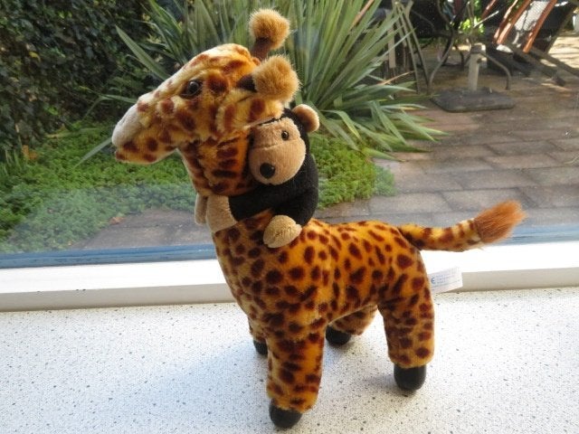 Giraffe met zwart aapje aan de nek van Xenos zacht velours, Giraf, Ophalen of Verzenden, Zo goed als nieuw, Middelgroot (20 tot 80 cm)