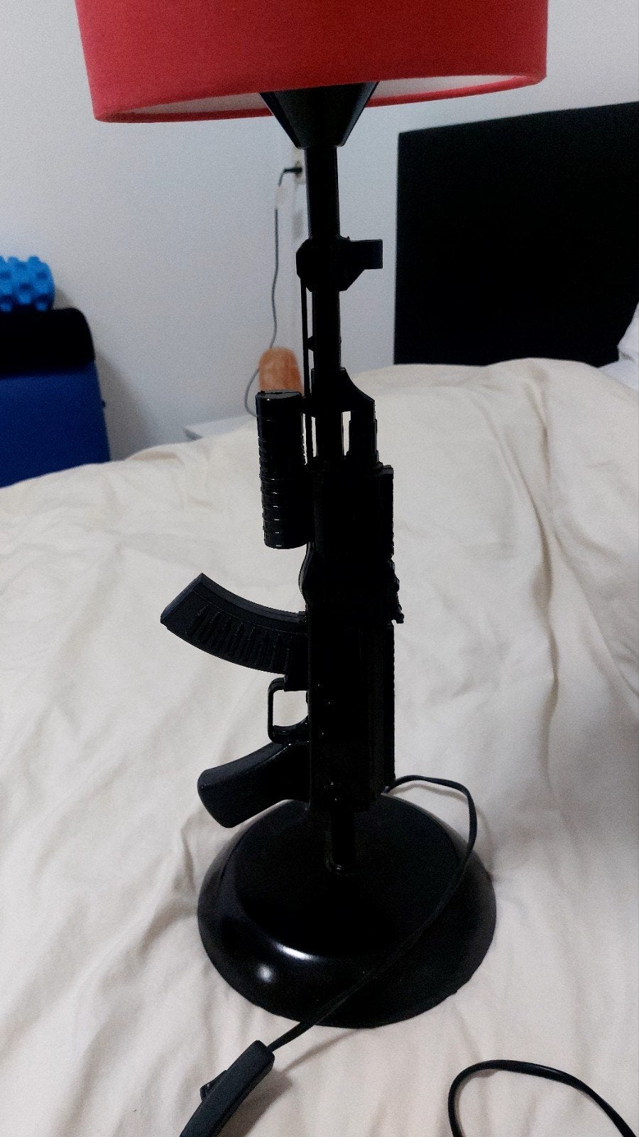 AK 47 lamp in kunstenaar stijl met rode kap, Ophalen, Met schakelaar, Zwart, Modern