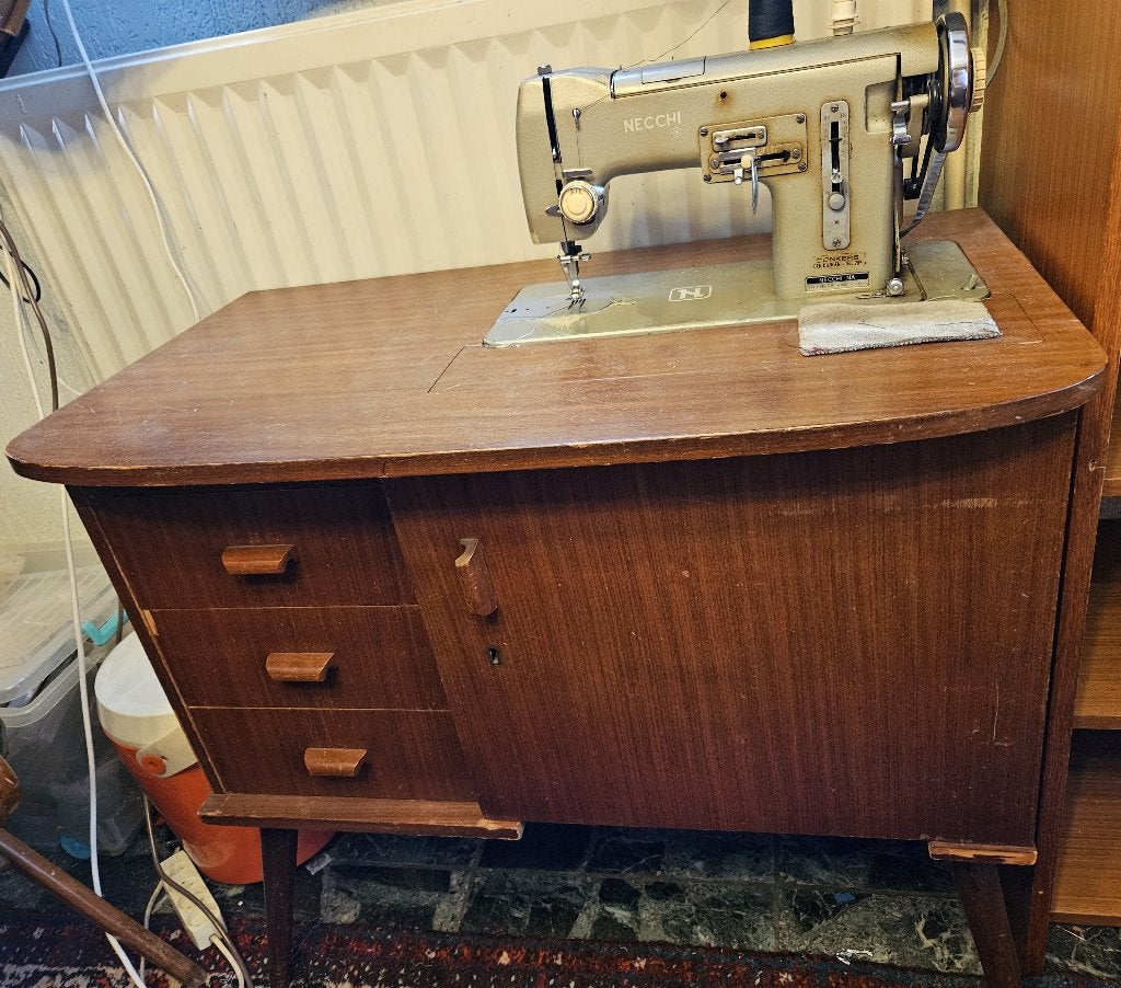 Vintage jaren 60 Necchi ingebouwde naaimachine, Ophalen