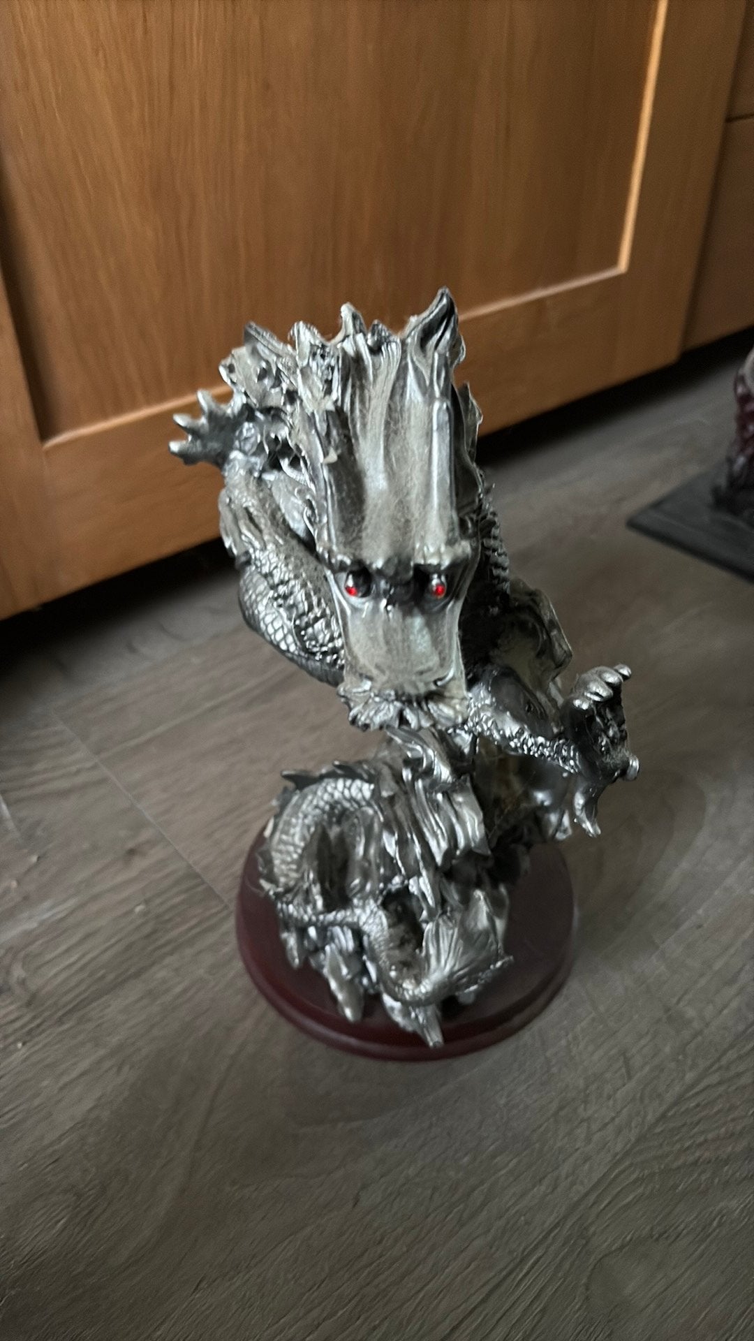 Prachtige Chinese Draak Sculptuur - Zilverkleurig, Overige onderwerpen, 20 - 50 cm, Op sokkel, Overige materialen