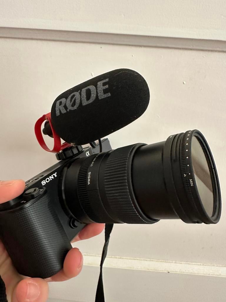 Sony ZV-E10 Mega Bundle | Sigma 18-50 F2.8 + Rode + 2x128GB, Compact, Ophalen of Verzenden, Zo goed als nieuw, Sony