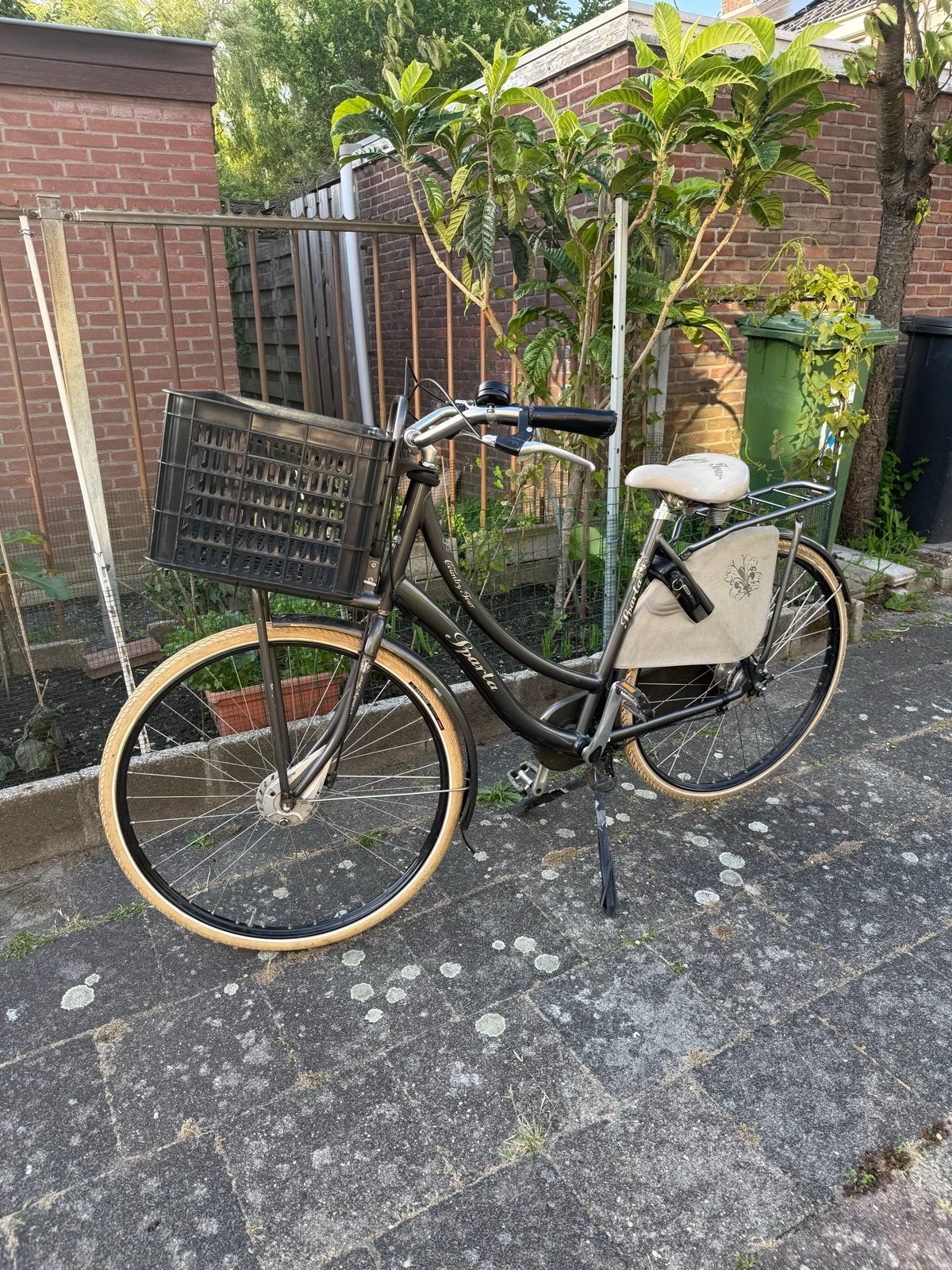 Sparta fiets met voordrager en krat, Fietsen en Brommers, Fietsen | Dames | Damesfietsen, Ophalen, Sparta, Gebruikt, Velgrem