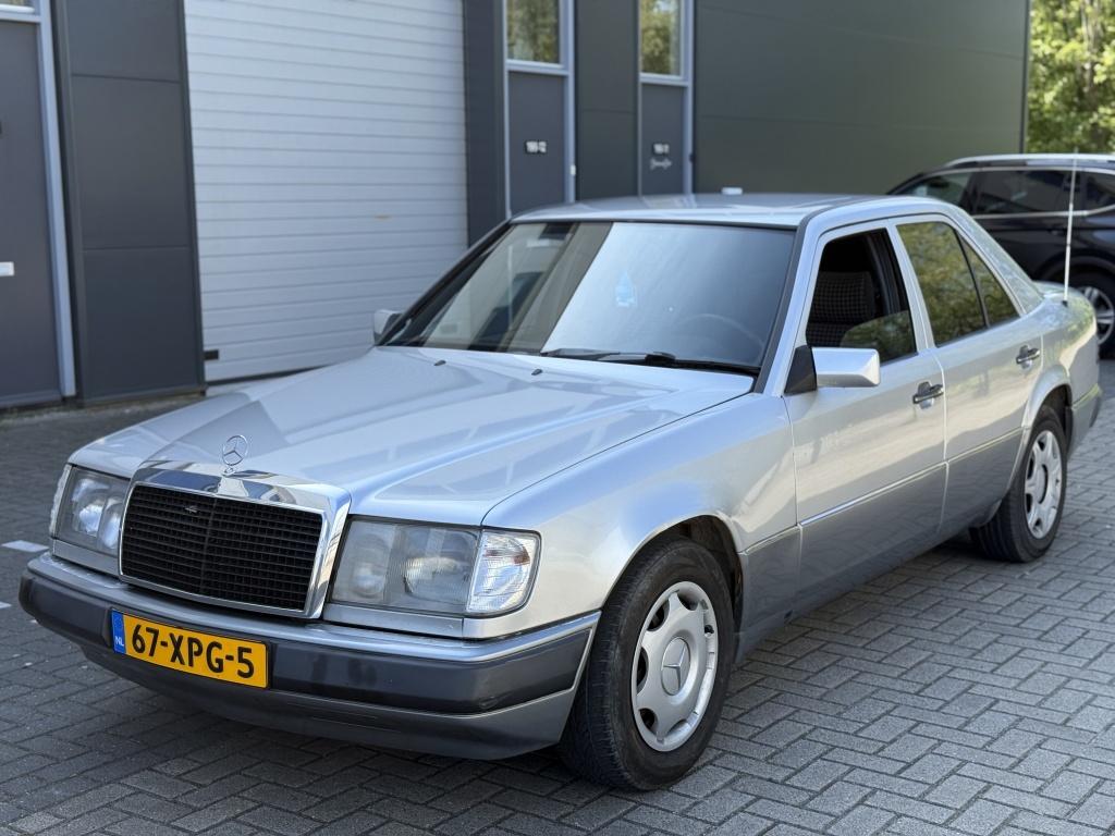 Mercedes-Benz E-Klasse 200-500 300 TD OLDTIMER | AIRCO | ELE, Auto's, Oldtimers, Stof, Zwart, 95 pk, 23 km/l