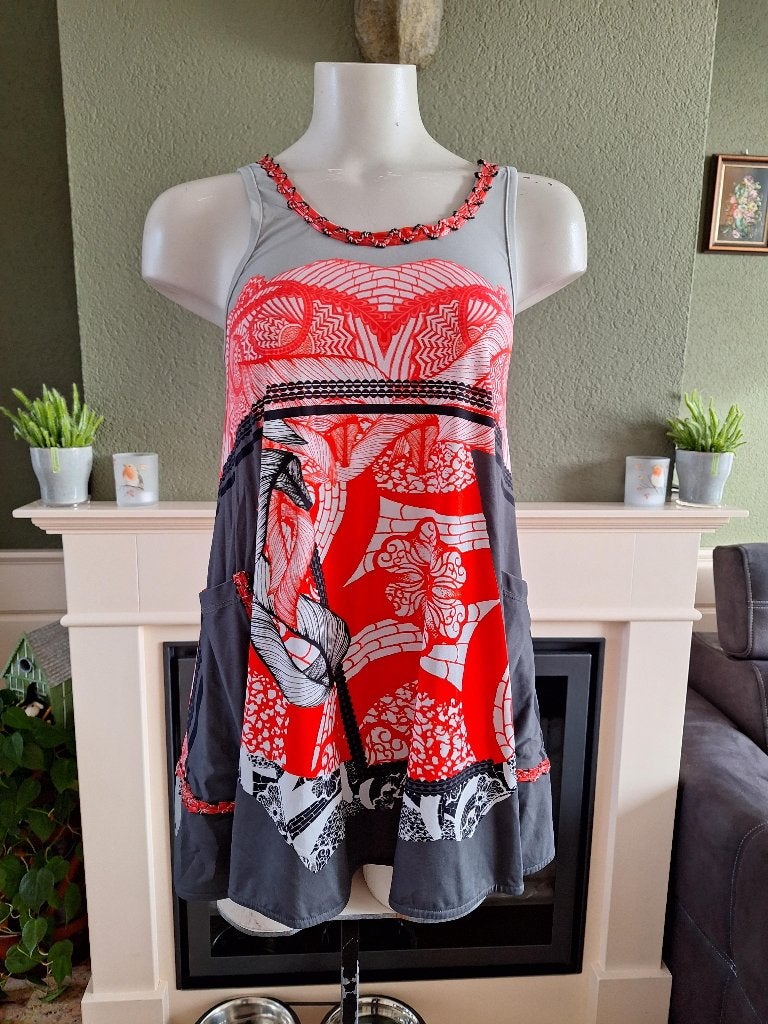 Save the Queen rood grijze top M 38 40, Maat 38/40 (M), Verzenden, Save the Queen, Zo goed als nieuw