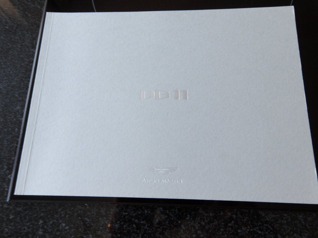 Aston Martin DB11 Brochure- Nieuwstaat, Boeken, Onbekend, Nieuw, Ophalen of Verzenden, Overige merken