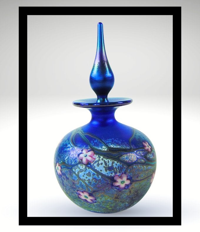 Betoverende OKRA GLASS gesigneerd iriserende PARFUMFLES 1990, Antiek en Kunst, Verzenden