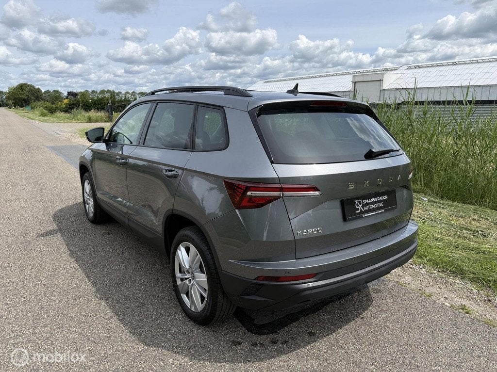 Skoda Karoq 1.5 TSI ACT Business / Pano / Trekhaak / CarPlay, Stof, Zwart, 4 cilinders, 150 pk