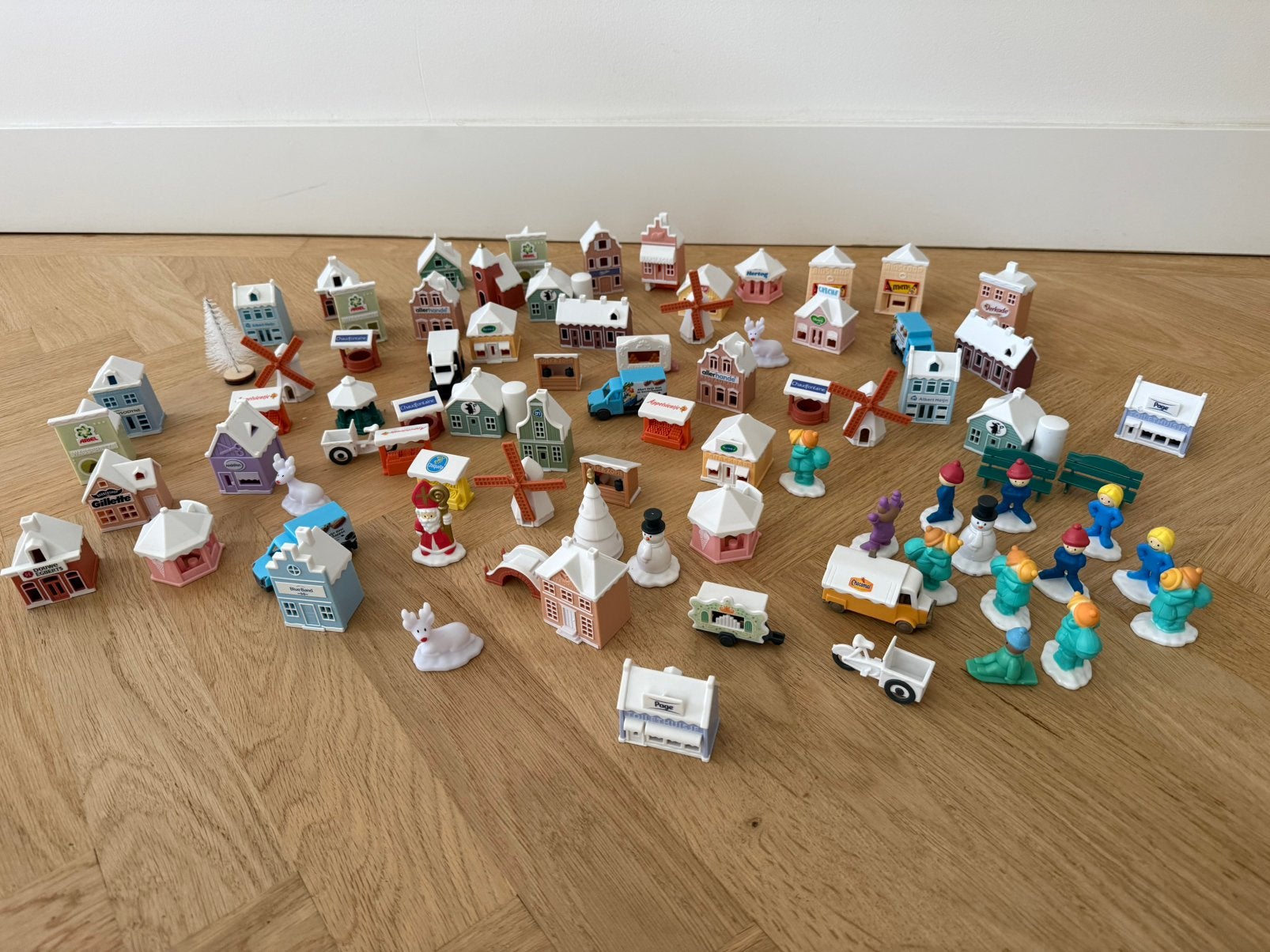 Kerstdorp verzameling Albert Heijn. Huisjes, poppetjes, etc, Ophalen of Verzenden, Zo goed als nieuw
