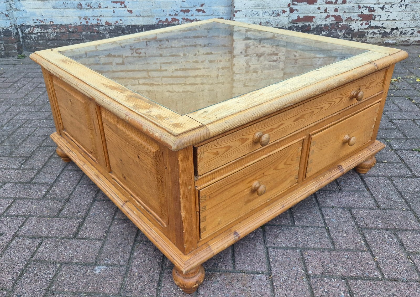 Robuuste salontafel met glasplaat en lades, Huis en Inrichting, Tafels | Salontafels, Ophalen, Gebruikt, 50 tot 100 cm, Landelijk, Rustiek