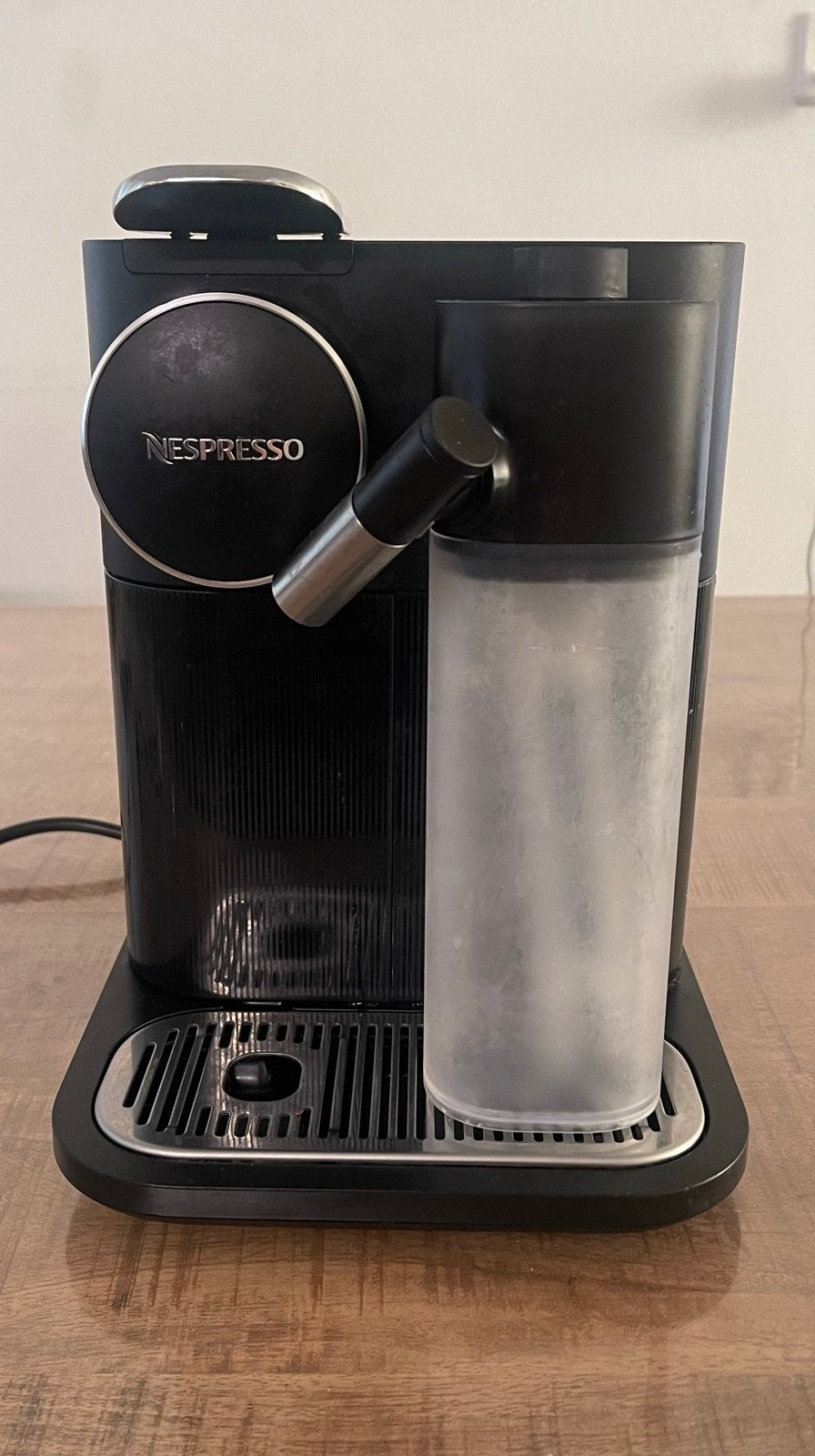 Nespresso De'Longhi koffiezetapparaat met melkschuimer, Koffiemachine, Ophalen of Verzenden, Zo goed als nieuw, 2 tot 4 kopjes
