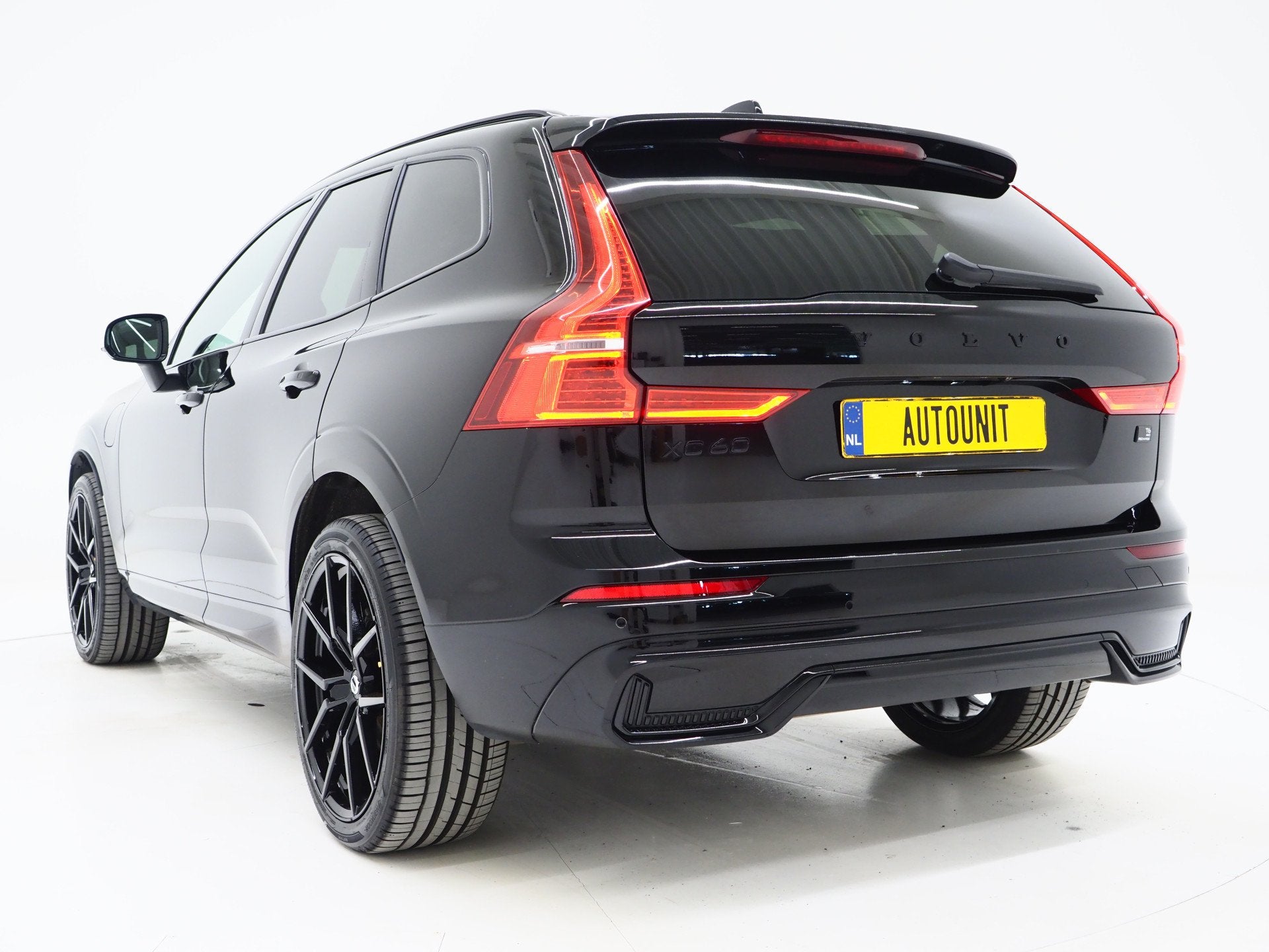 Volvo XC60 2.0 T6 Plug-in hybrid AWD Plus Black Edition | Lo, Automaat, Gebruikt, 4 cilinders, 1969 cc