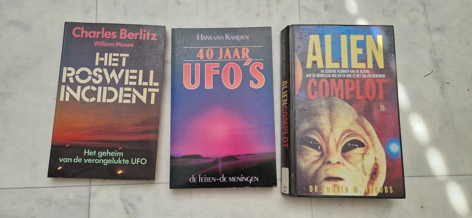 UFO Boeken: Het Roswell Incident,40 Jaar UFO's,Alien complot, Ophalen of Verzenden, Gelezen