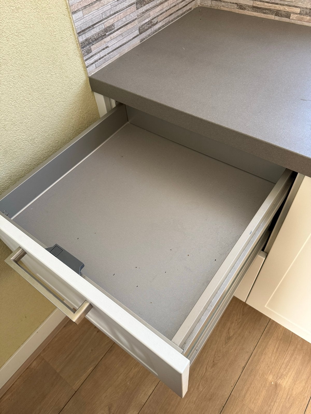 Foto 10 van Moderne witte keuken met Bosch apparatuur