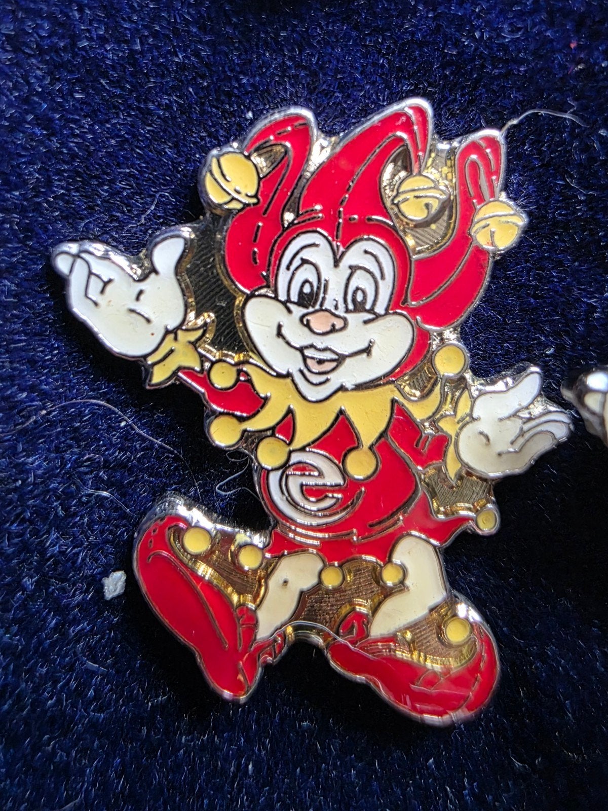 Efteling pin Lopende Pardoes - Zeer zeldzaam en oud, Ophalen of Verzenden, Zo goed als nieuw, Button of Speldje