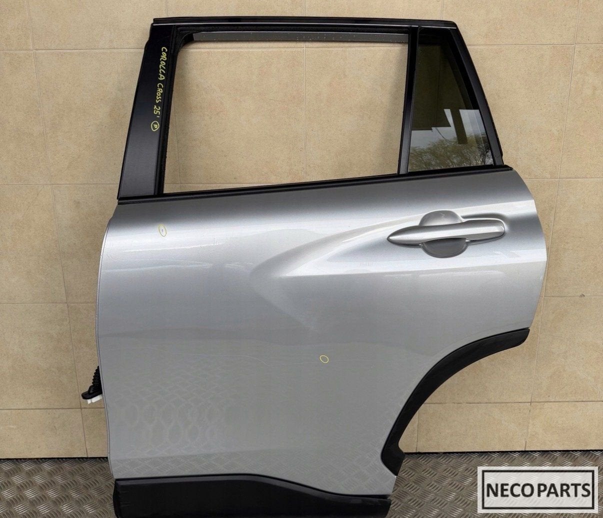 TOYOTA COROLLA CROSS PORTIER DEUR ACHTER LINKS ORIGINEEL, Gebruikt, -, Ophalen of Verzenden, Toyota