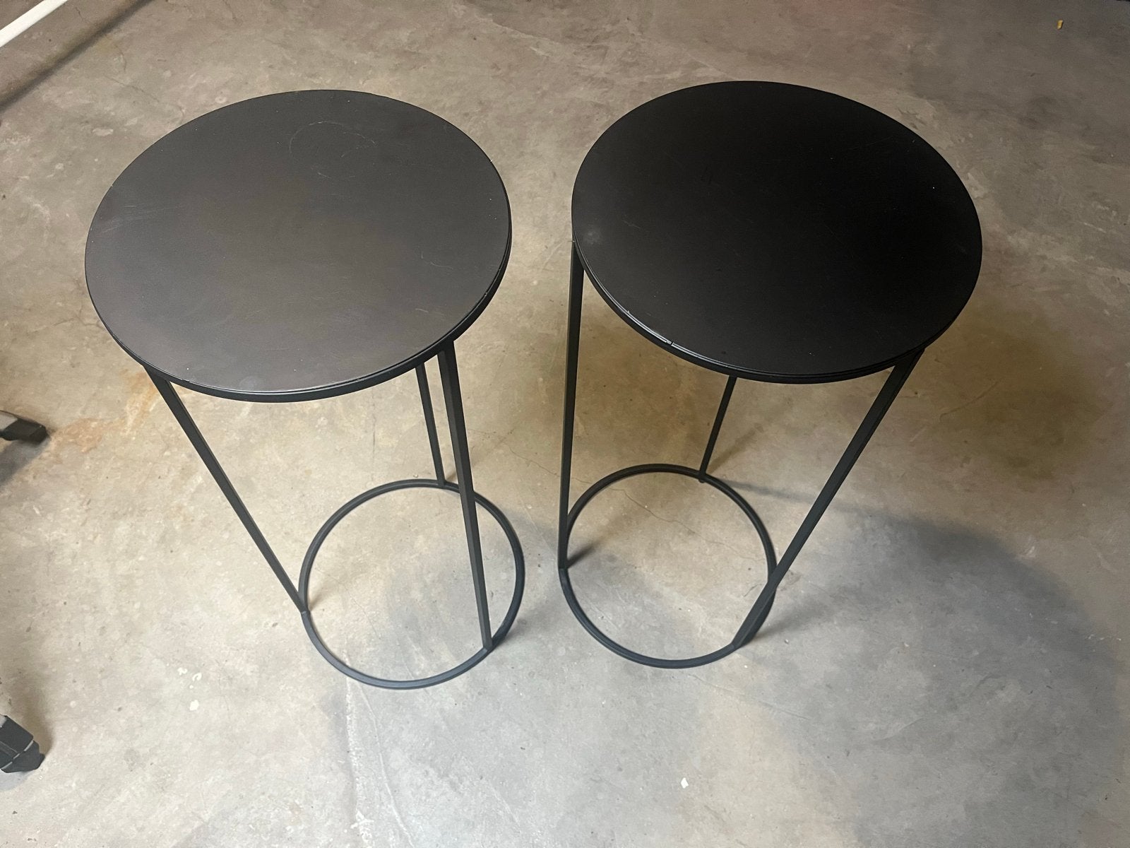Set van 2 zwarte minimalistische bijzettafels / plantenstand, Ophalen of Verzenden, Gebruikt, Rond, Metaal of Aluminium